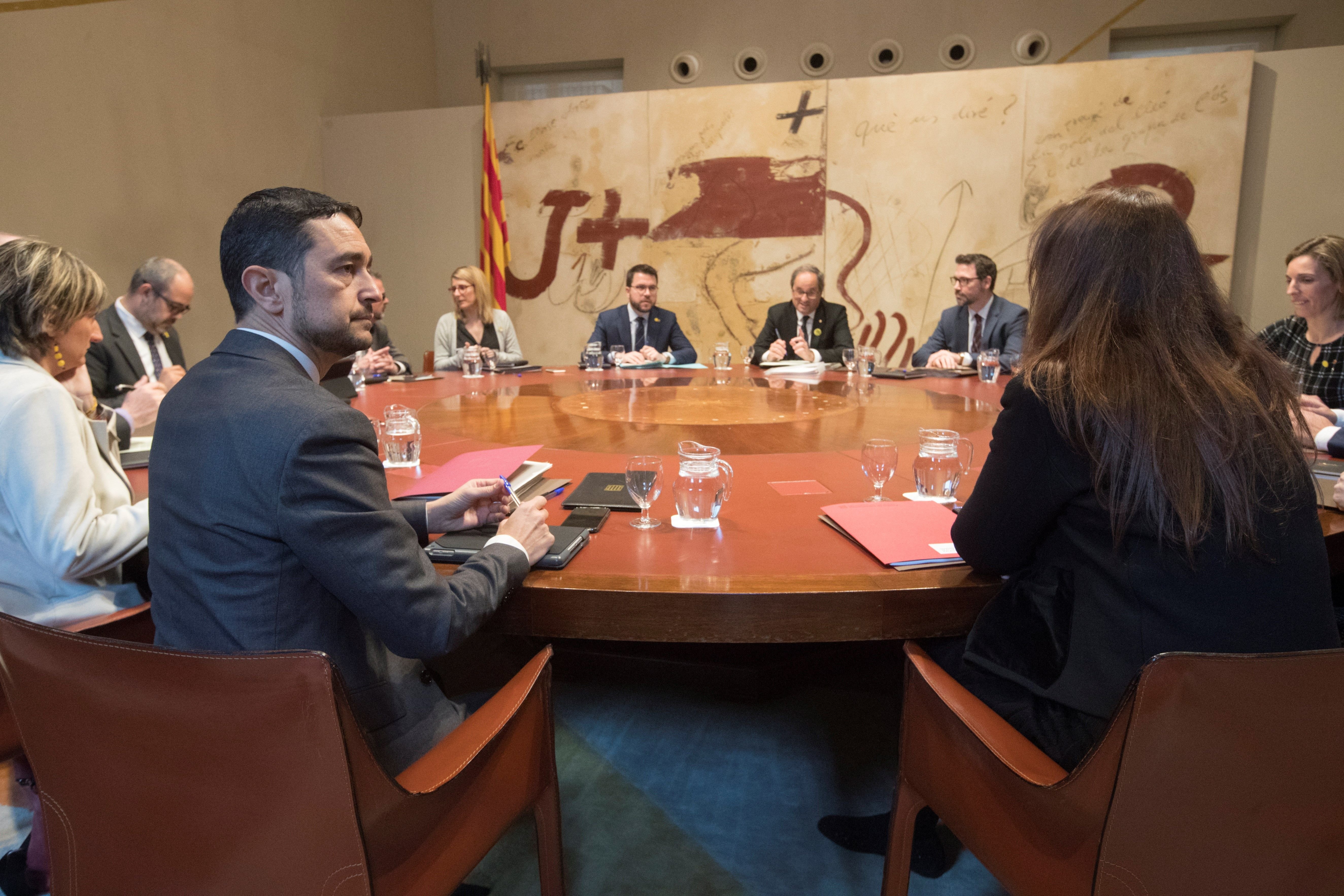 El Govern aprueba el decreto pactado con los taxistas para regular los VTC