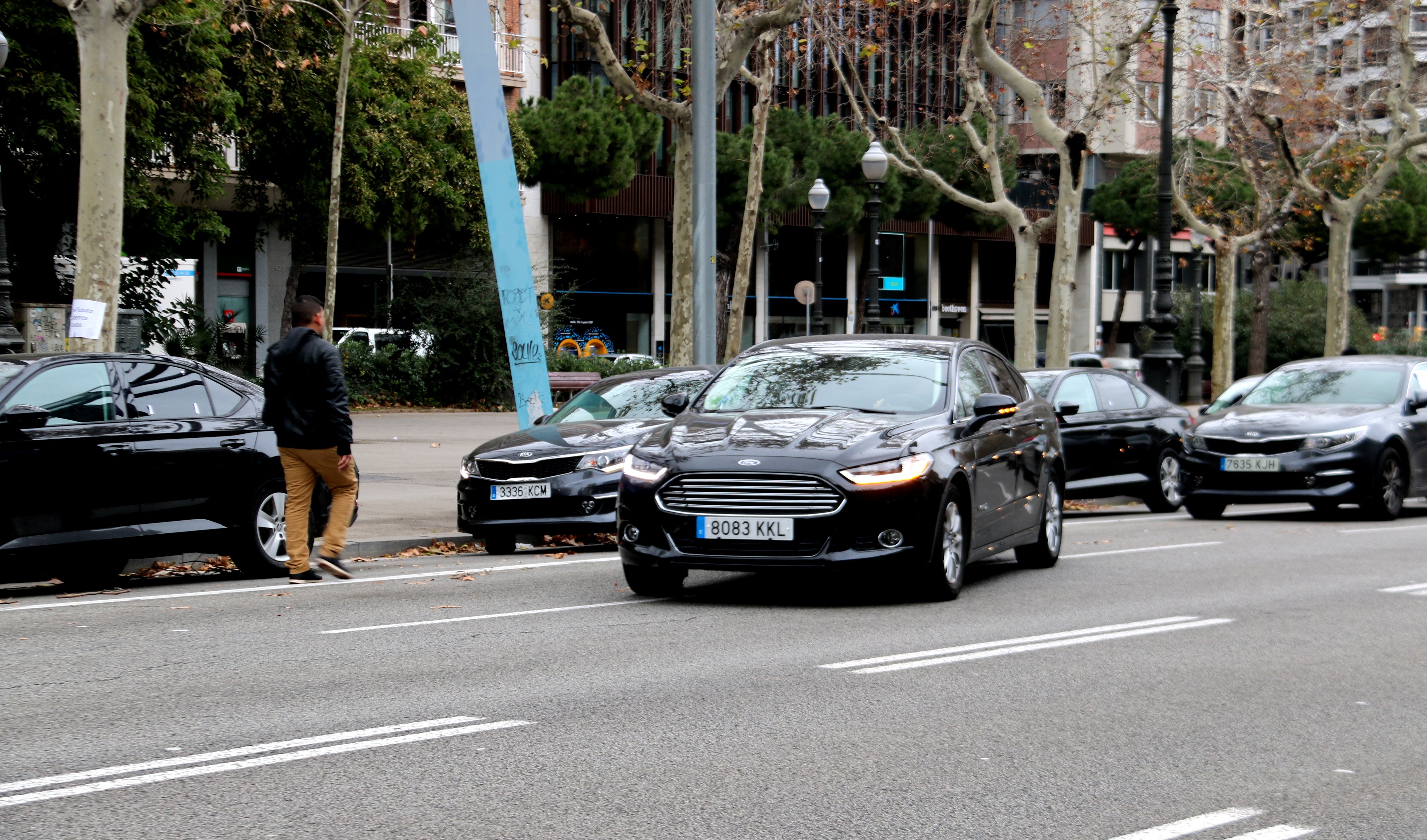 El TSJC suspende la hora de espera para precontratar a los VTC en Barcelona