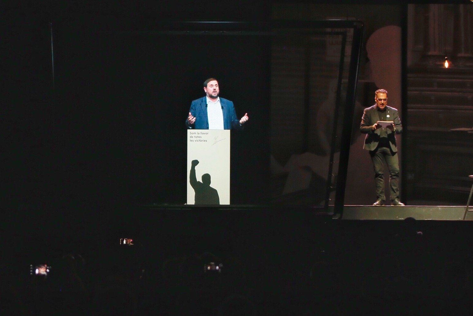 Junqueras, present en holograma a la conferència del Sant Jordi Club