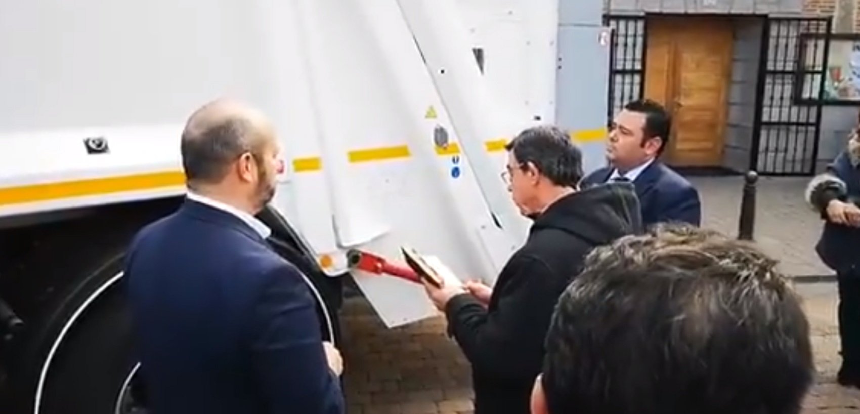 Un capellà beneeix un camió de les escombraries