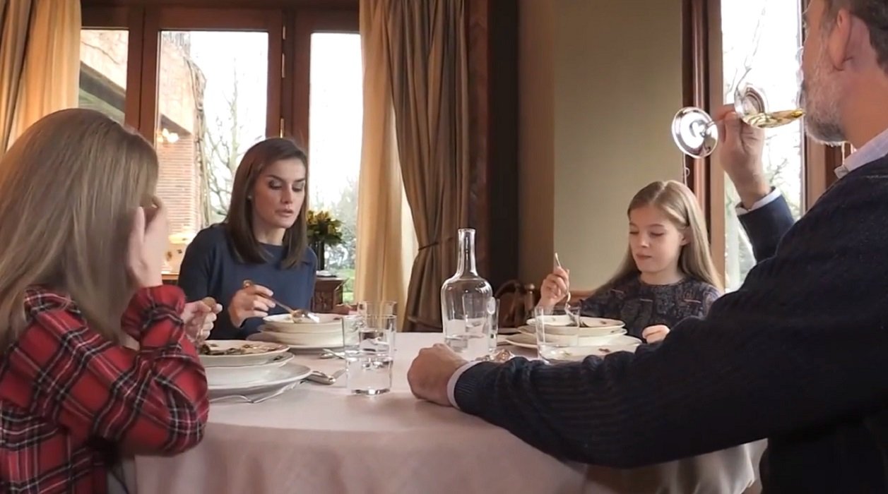 familia real comiendo