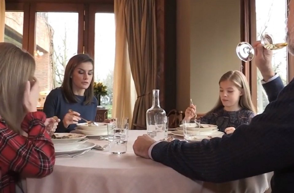 familia real comiendo