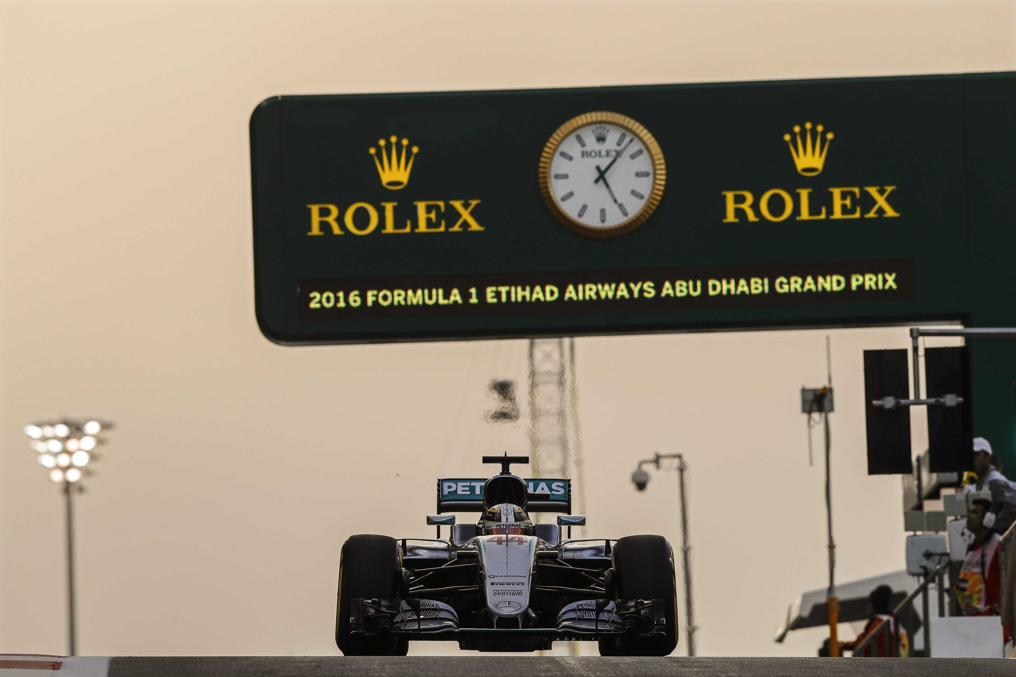 Hamilton no es rendeix i sortirà primer a Abu Dhabi