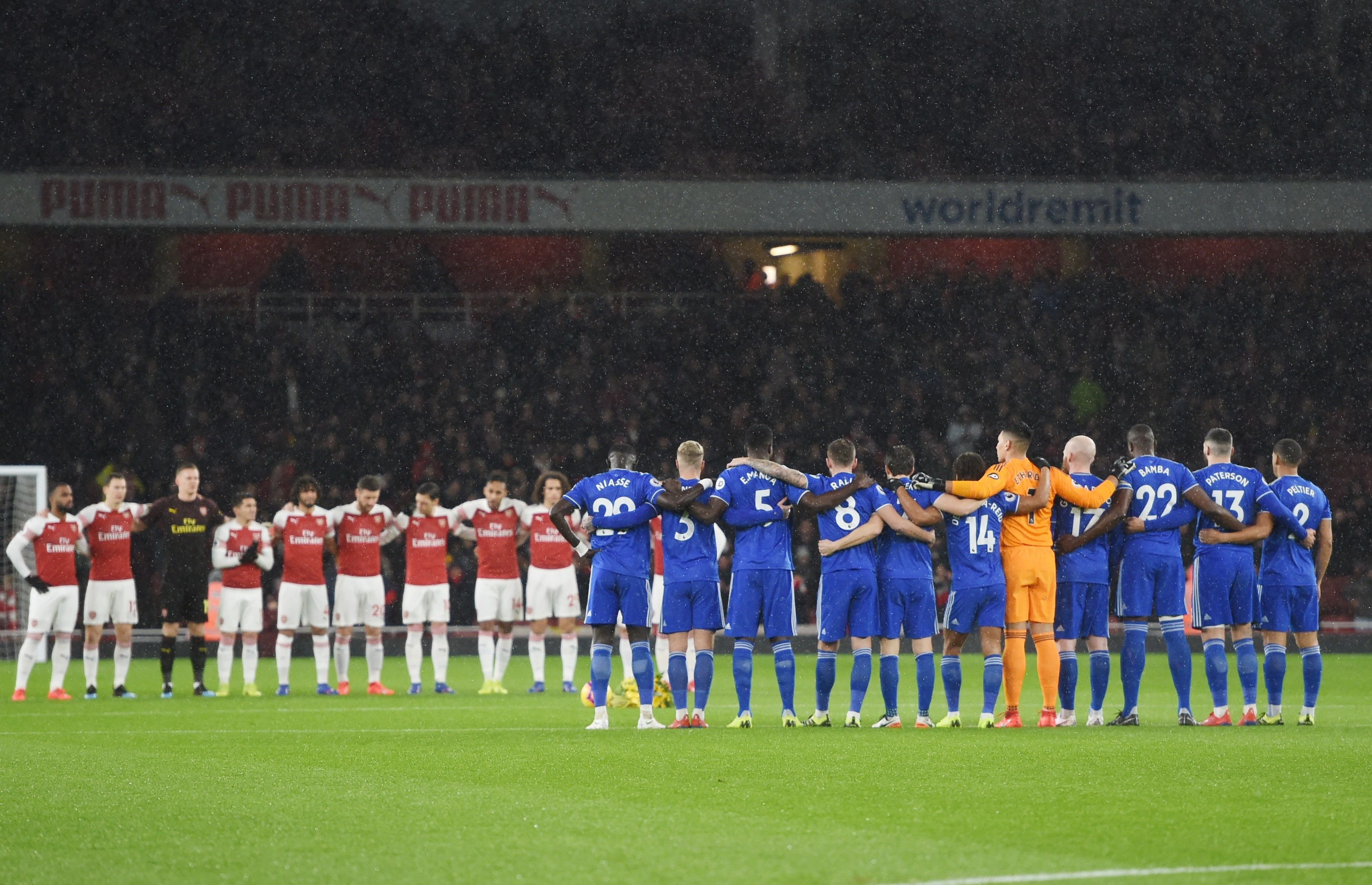 Emotivo homenaje al futbolista desaparecido en el partido entre el Arsenal y el Cardiff