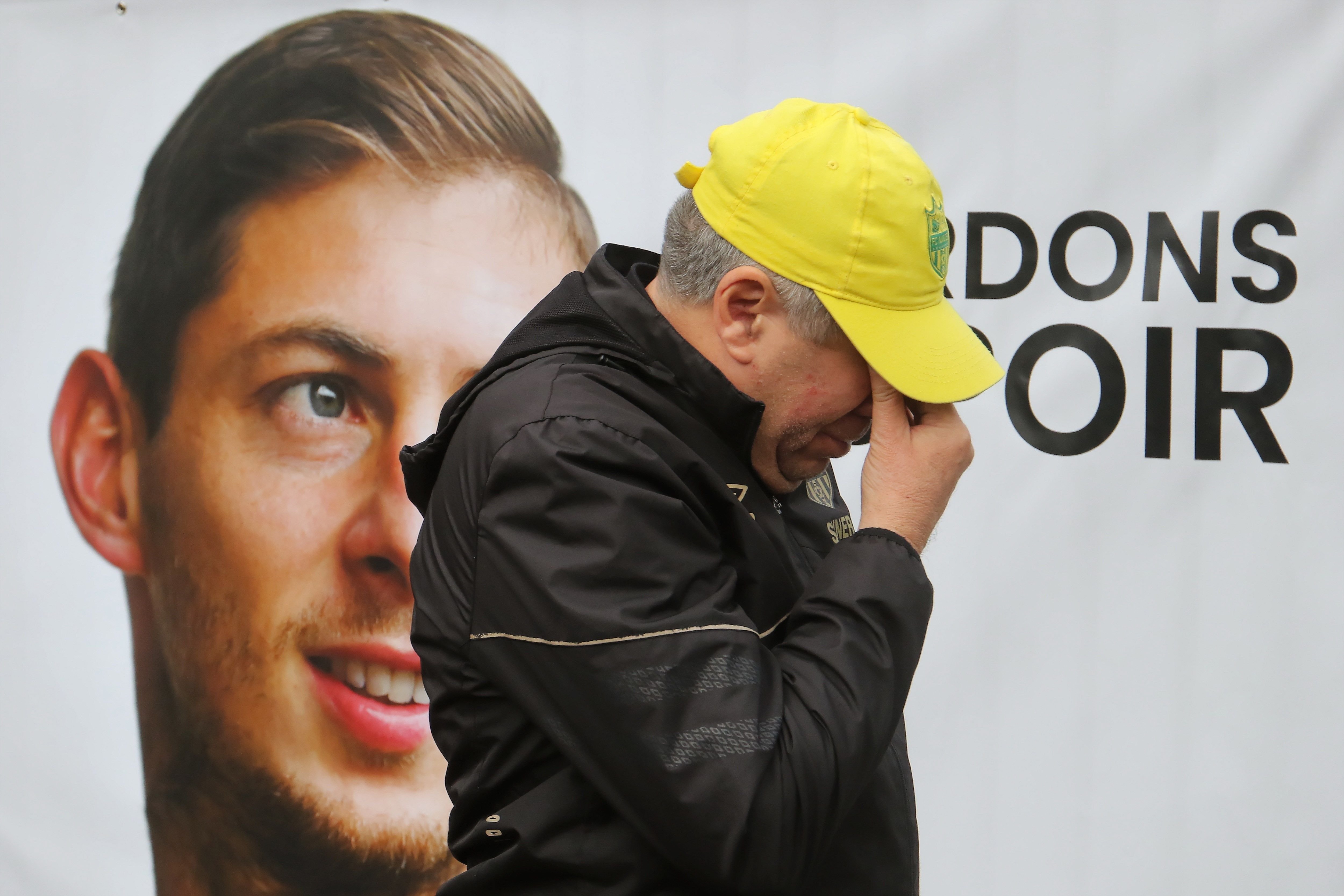 Seguiran buscant Emiliano Sala després de trobar restes de l'avió on viatjava