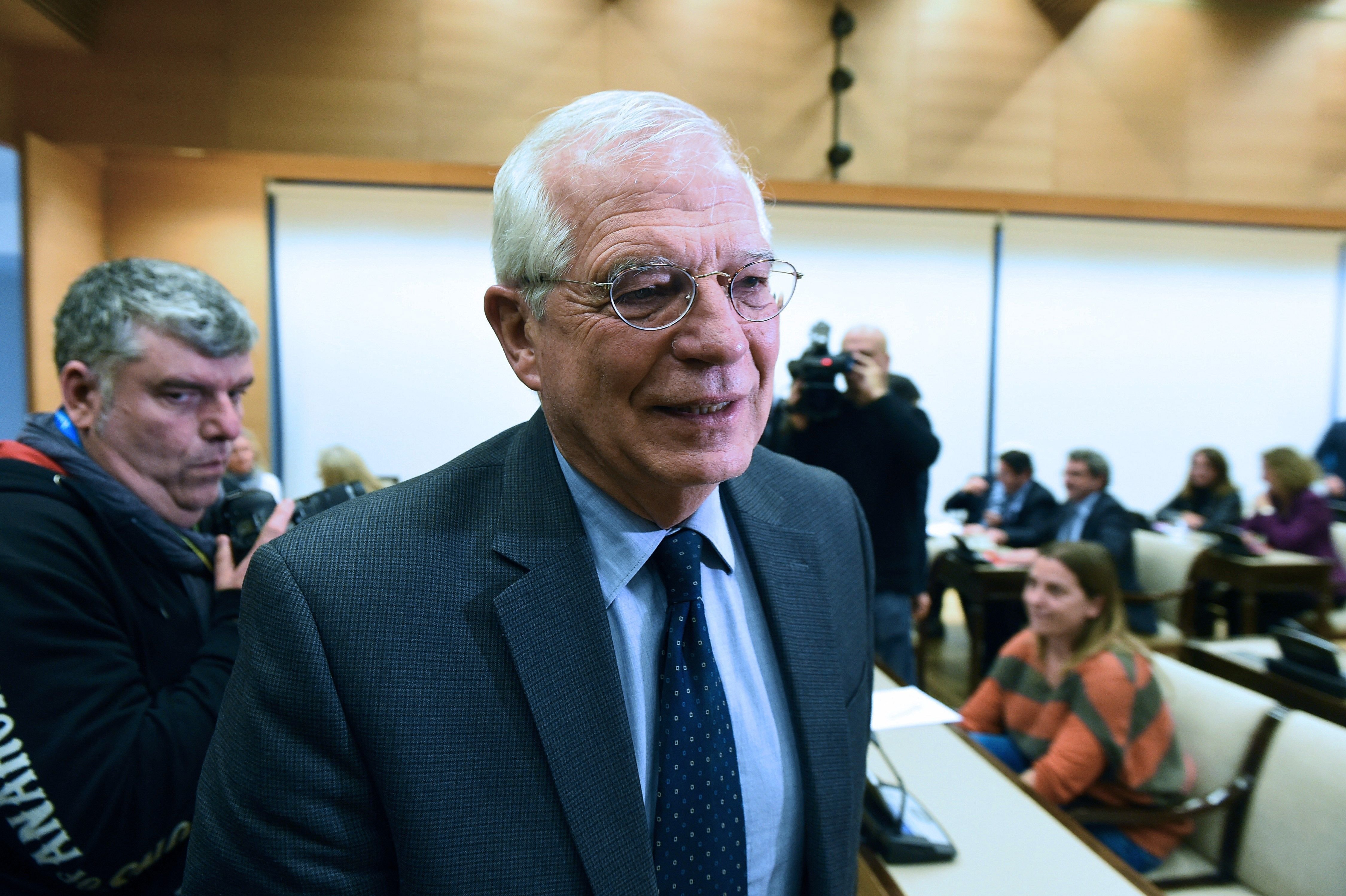 Borrell dice que España rechazará cualquier intervención militar en Venezuela