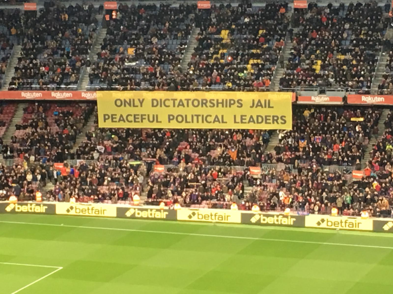"Espanya és una dictadura": la pancarta que irrita un periodista espanyol