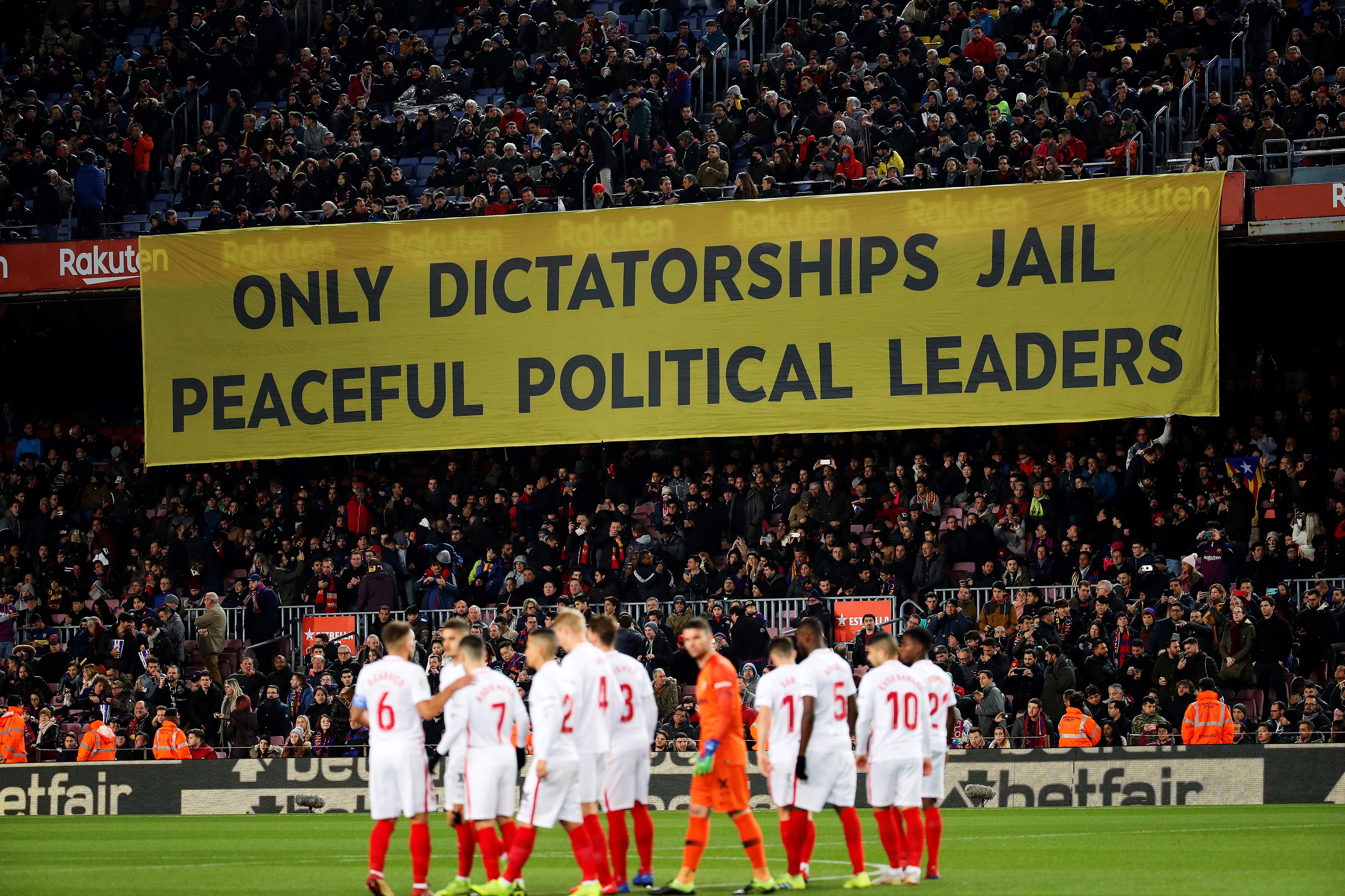 La polèmica pancarta del Camp Nou: "Espanya és una dictadura"