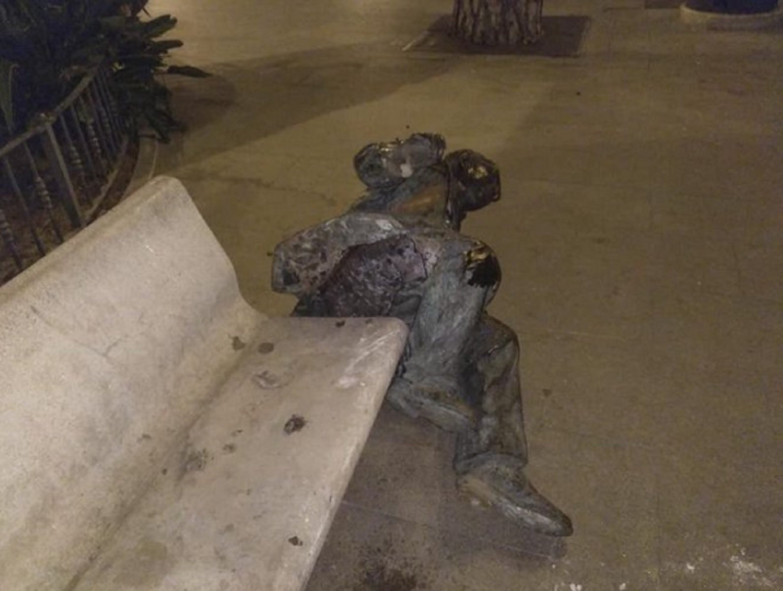 Atac vandàlic a l’estàtua d’Estellés a Burjassot
