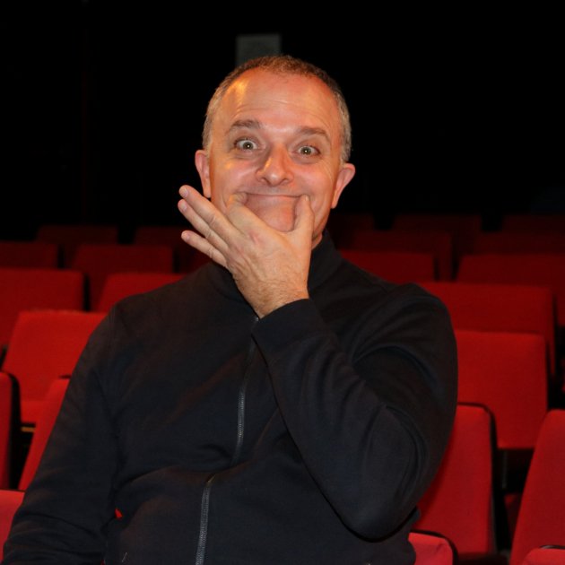 Toni Albà en un plan|plano medio en el Teatro del Raval. Mar Vila ACN Toni Albà en un plan|plano medio en el Teatro del Raval. Mar Vila ACN