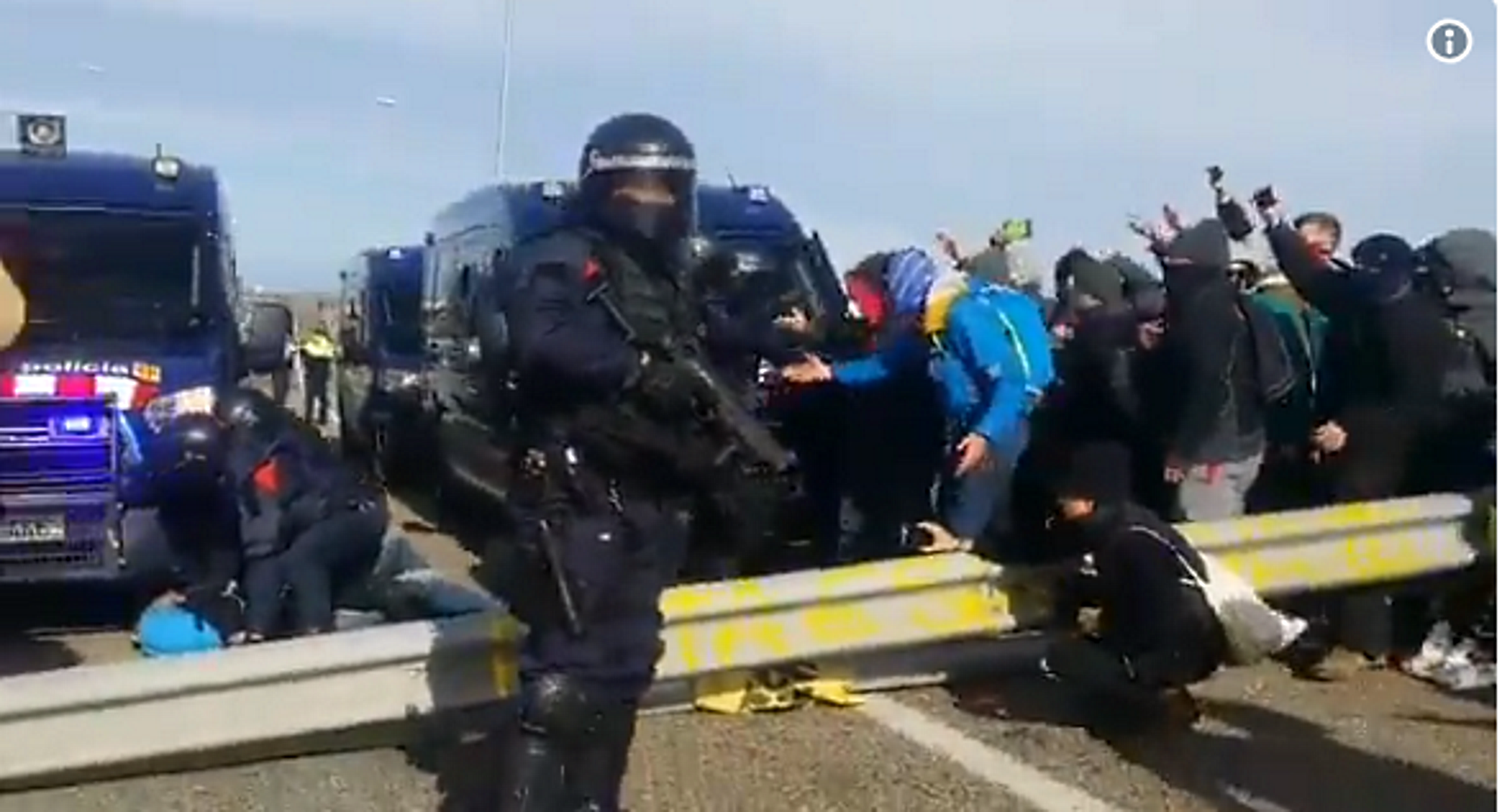 Imputen un ferit greu en les protestes per la detenció de Puigdemont