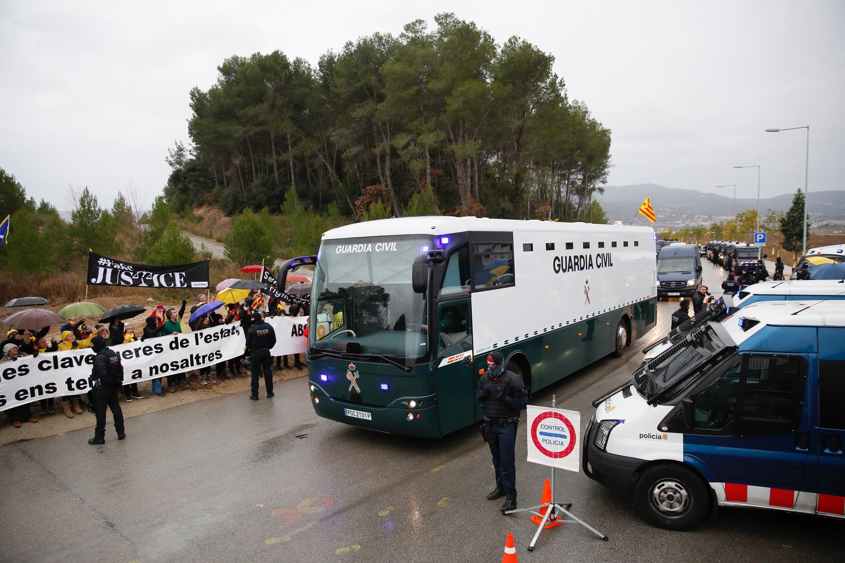Els presos polítics marxen de Catalunya amb un dispositiu de màxima seguretat