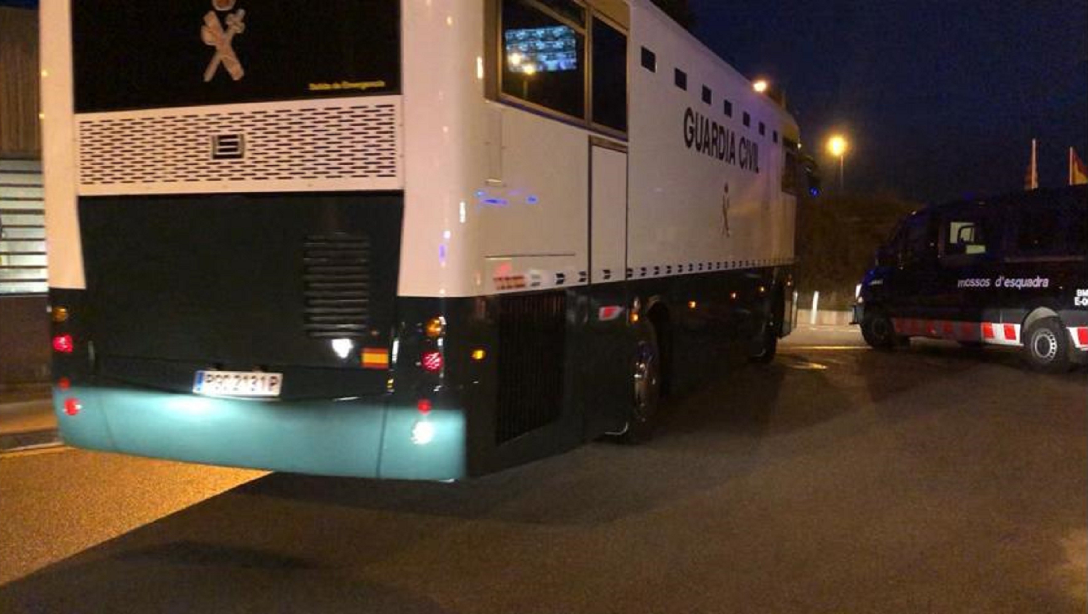Cómo es el autocar de la Guardia Civil que lleva a los presos a Madrid