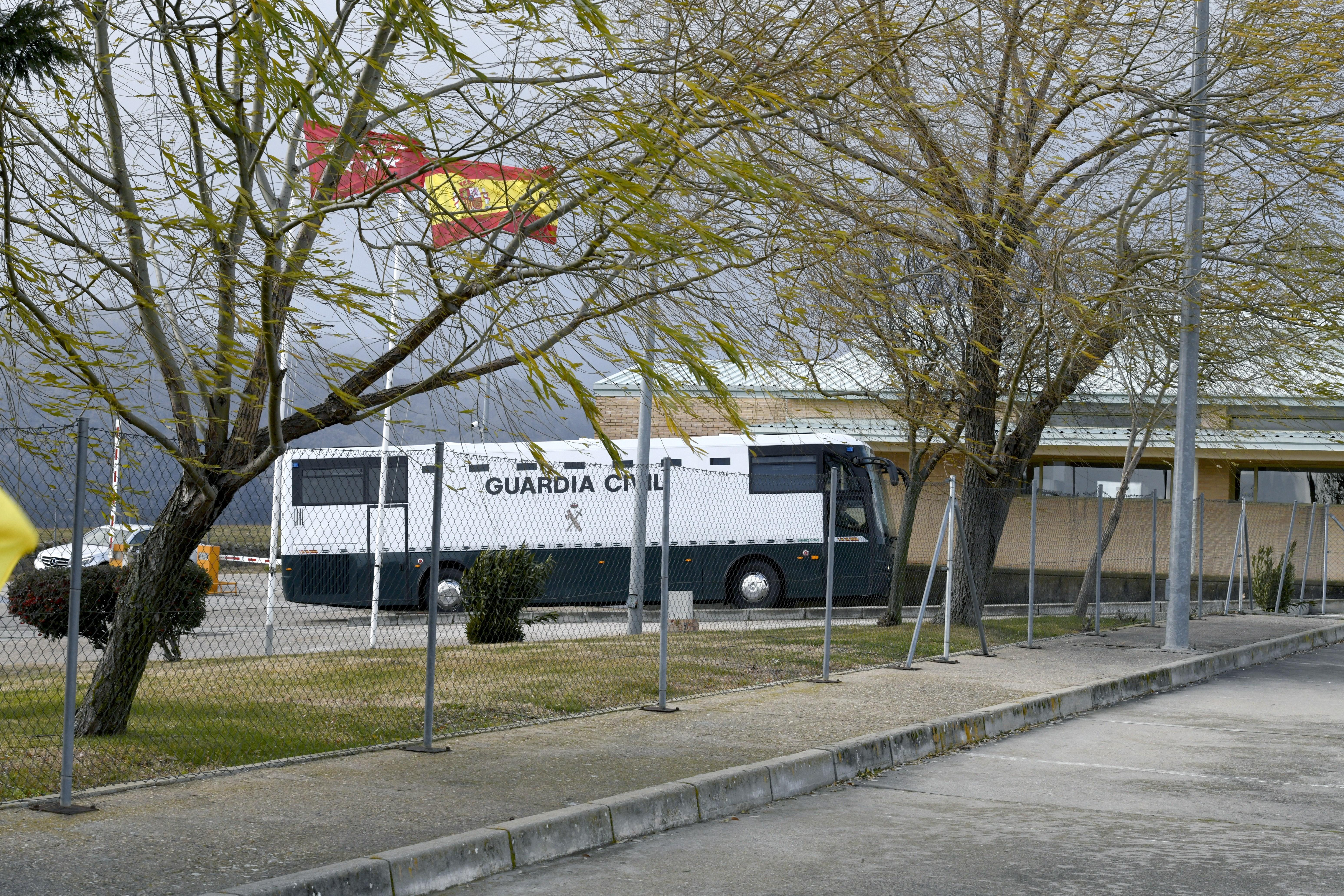 Els presos polítics surten de Valdemoro amb destinació a Zuera