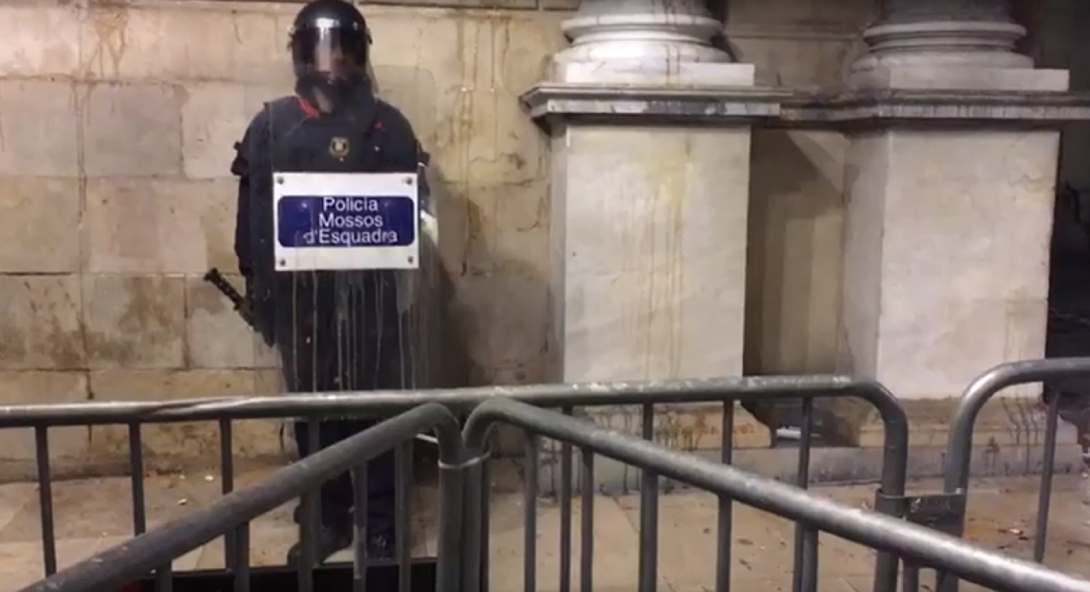VÍDEO: Els CDR tiren ous, pintura i petards al Palau de la Generalitat