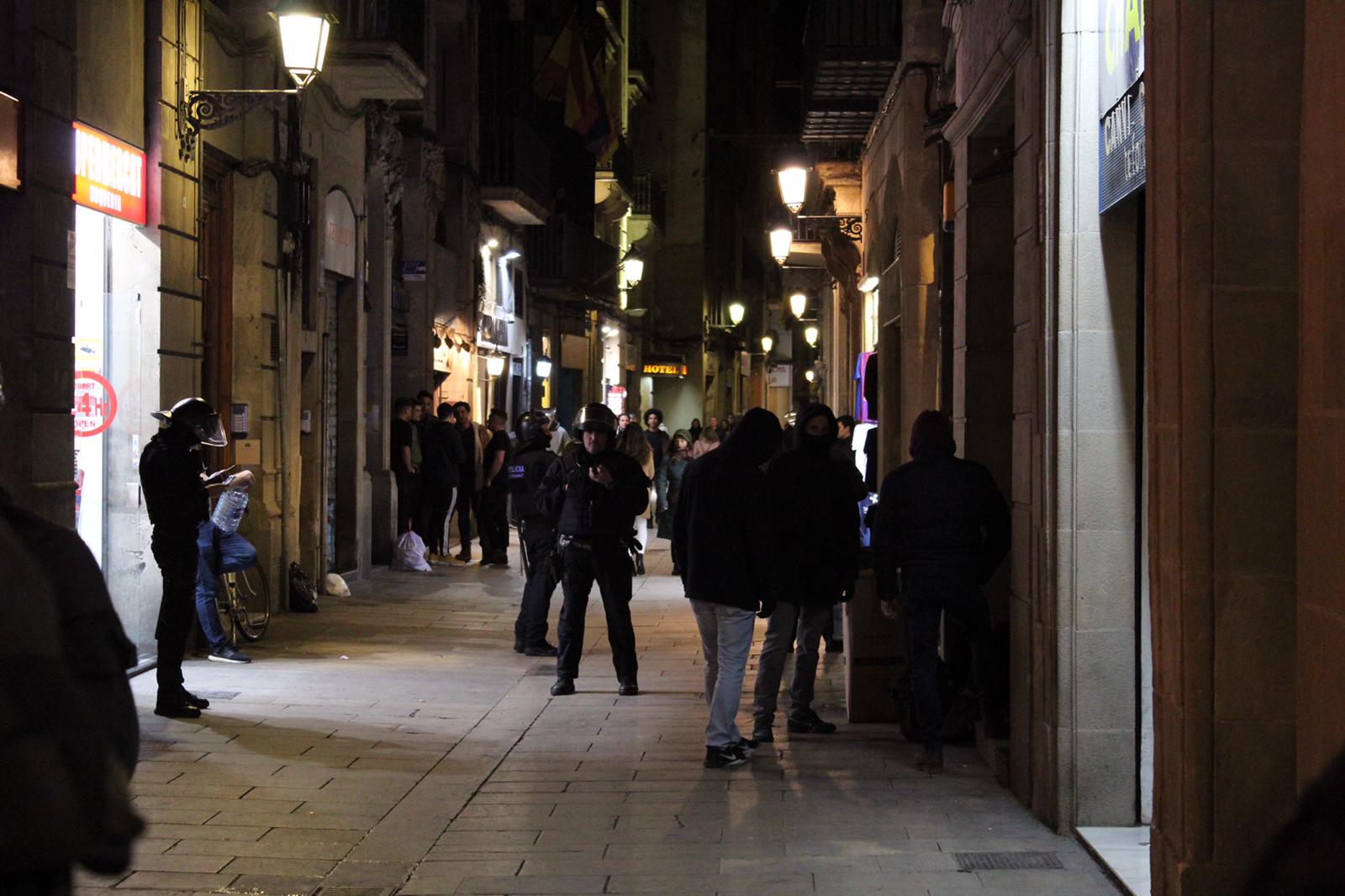 Els Mossos desallotgen els CDR de la plaça Sant Jaume