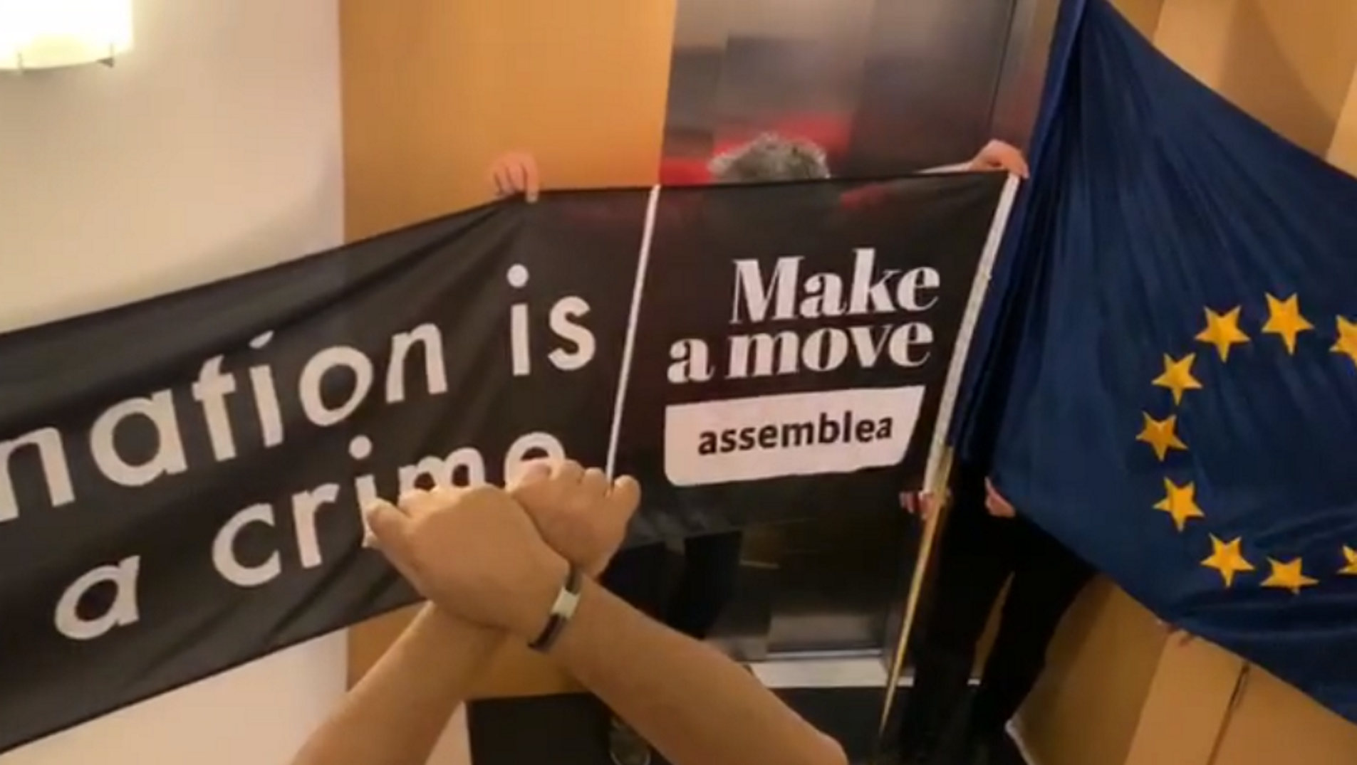 VIDEO: Missatge dels tancats a la Comissió Europea: "Aquí comença la independència"