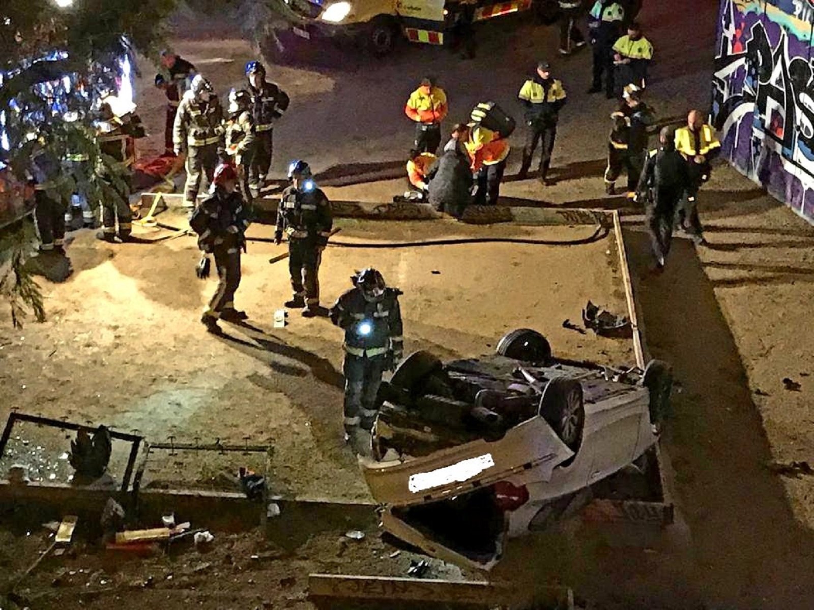 Un coche cae de una altura de siete metros en el barrio de Horta de Barcelona