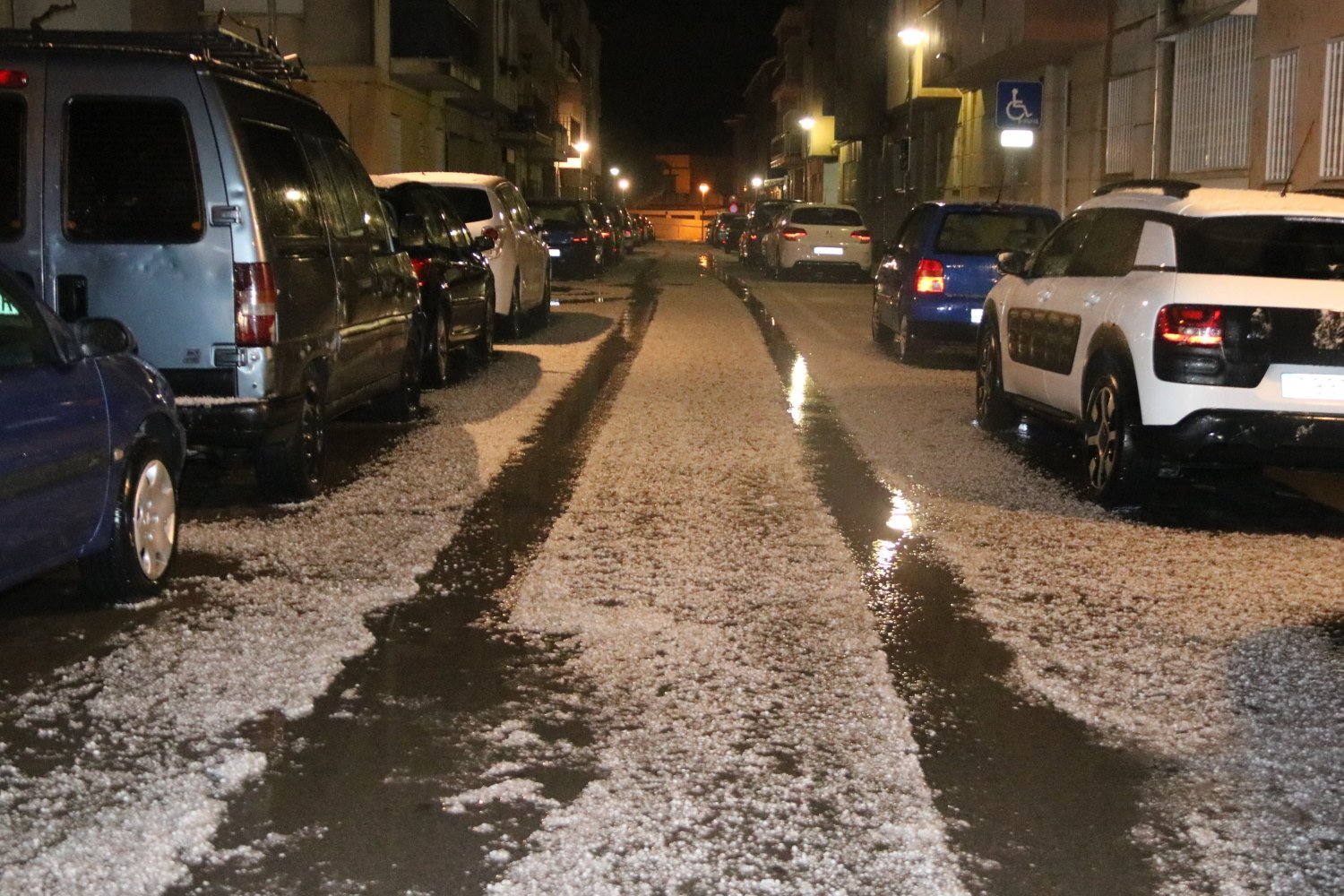 VÍDEOS: La granizada que ha despertado Catalunya de madrugada