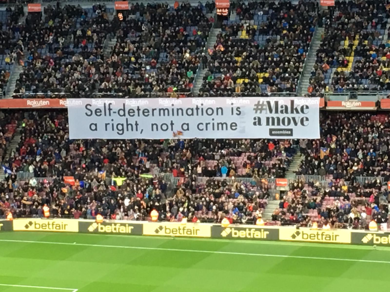 "La autodeterminación es un derecho, no un delito": la pancarta reivindicativa del Camp Nou