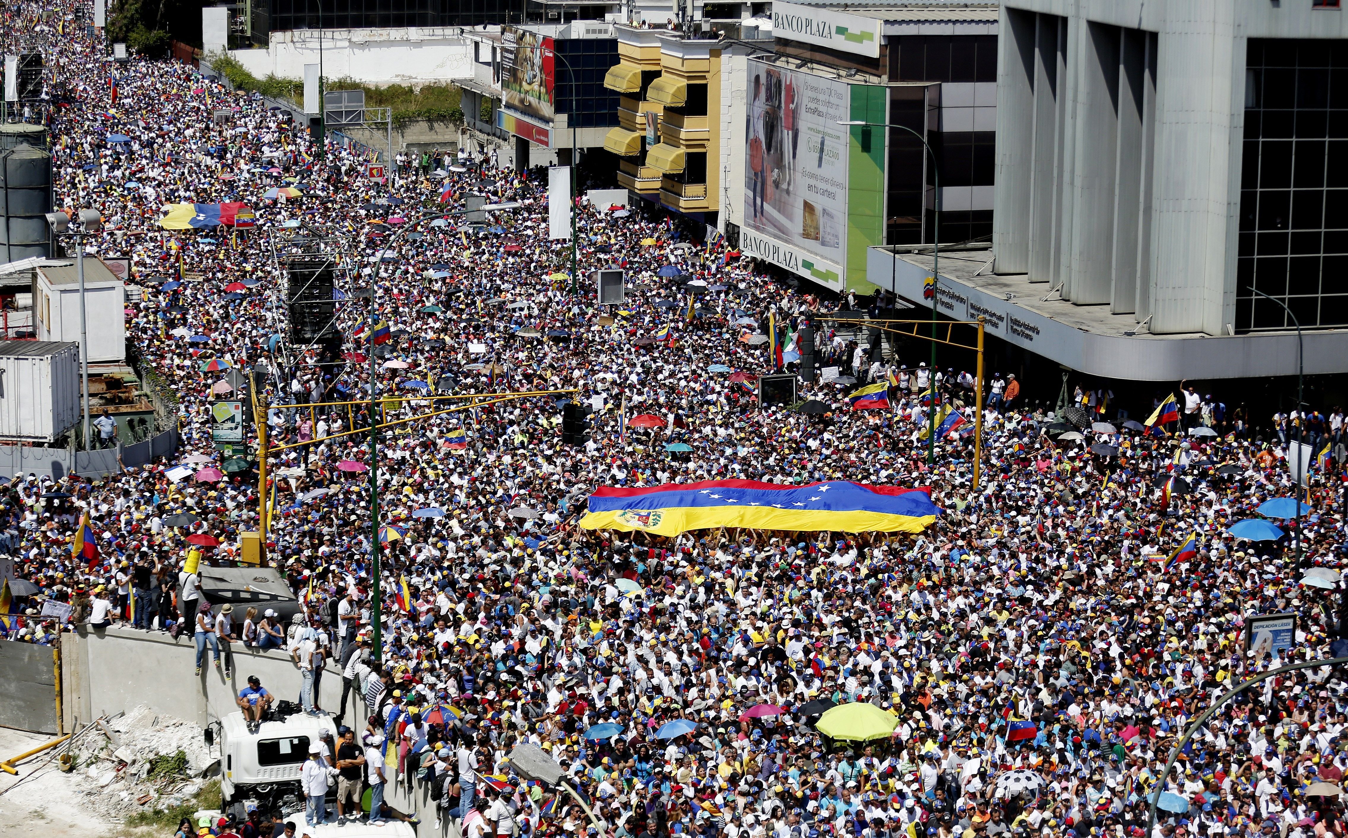 Trump desafia Maduro i comença a enviar ajuda humanitària a Veneçuela