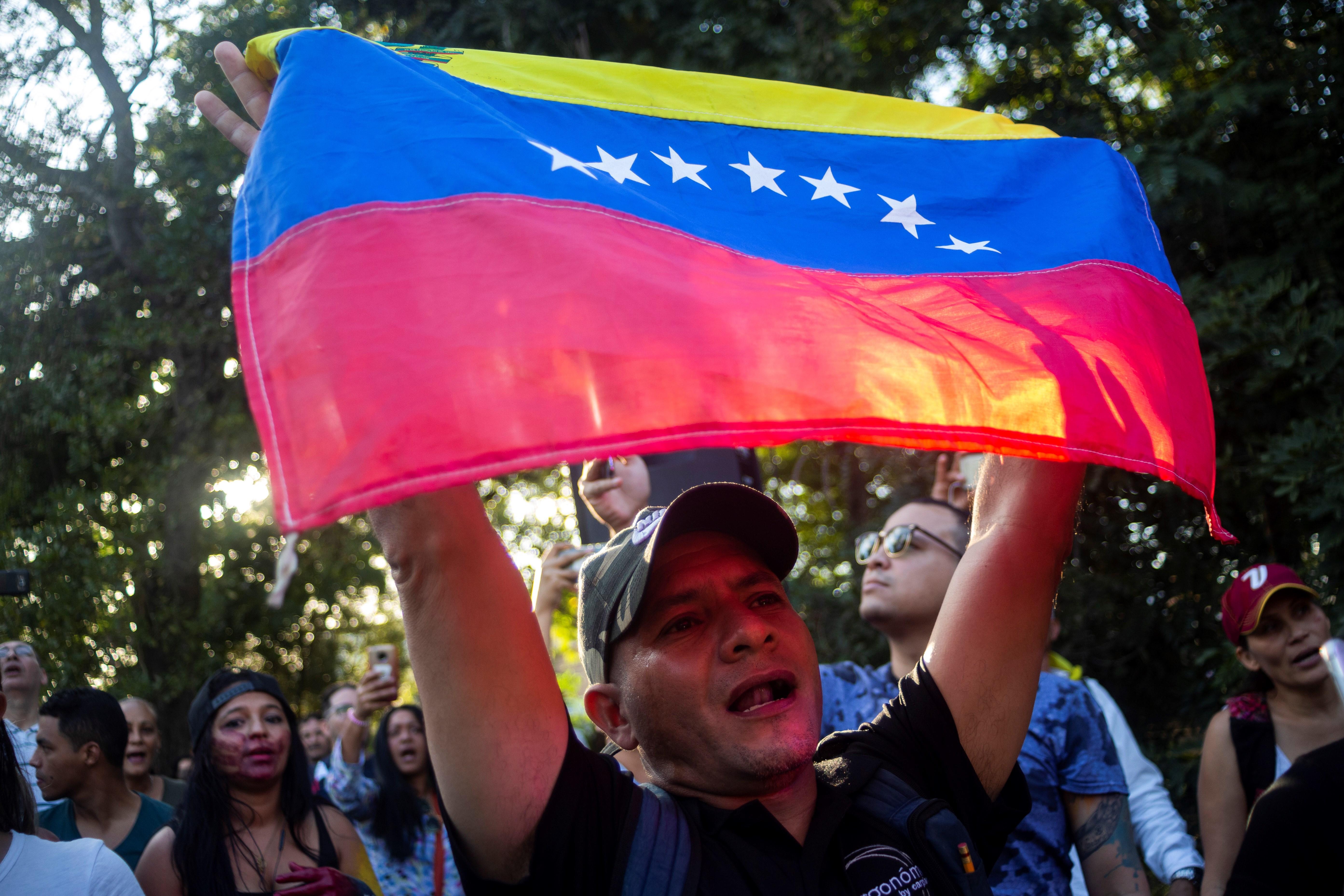 La pugna entre Maduro y Guaidó se traduce en una avalancha de movilizaciones
