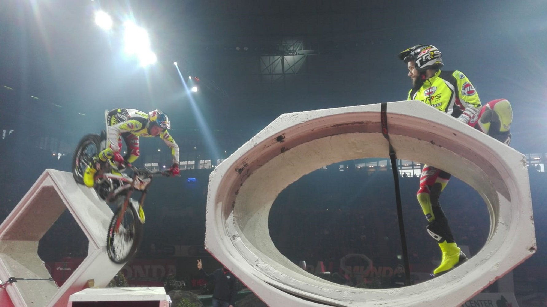 Adam Raga rompe la tiranía de Toni Bou y se impone en el 42º Trial Indoor de Barcelona