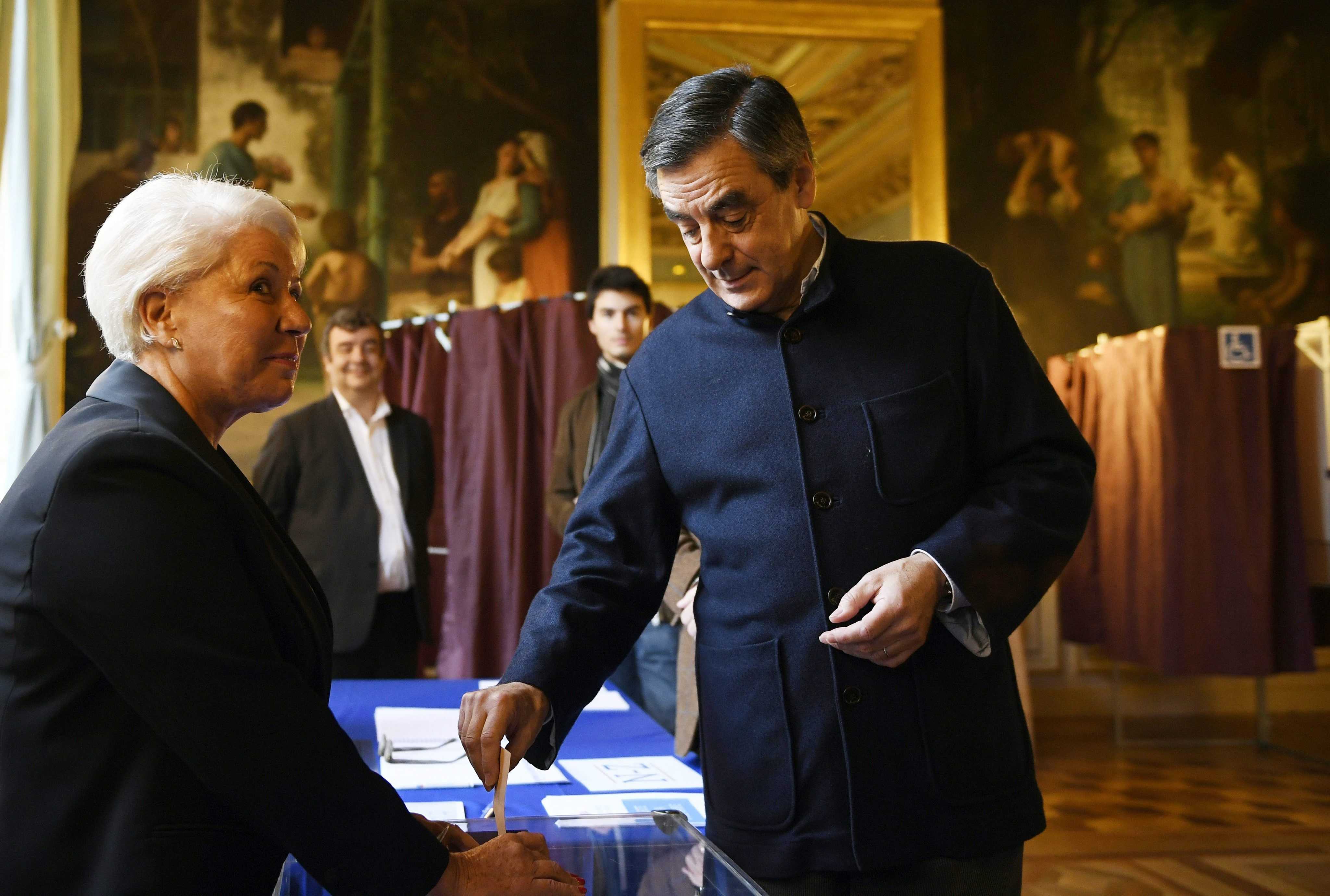 Fillon gana las primarias del centro-derecha francés, según los primeros resultados Fillon gana las primarias del centro-derecha francés, según los primeros resultados
