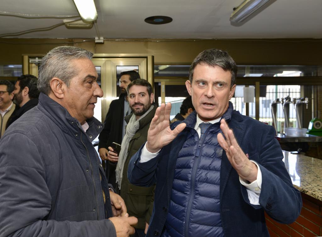 Valls utiliza a los gitanos de la Mina para hacer campaña y se le vuelve en contra