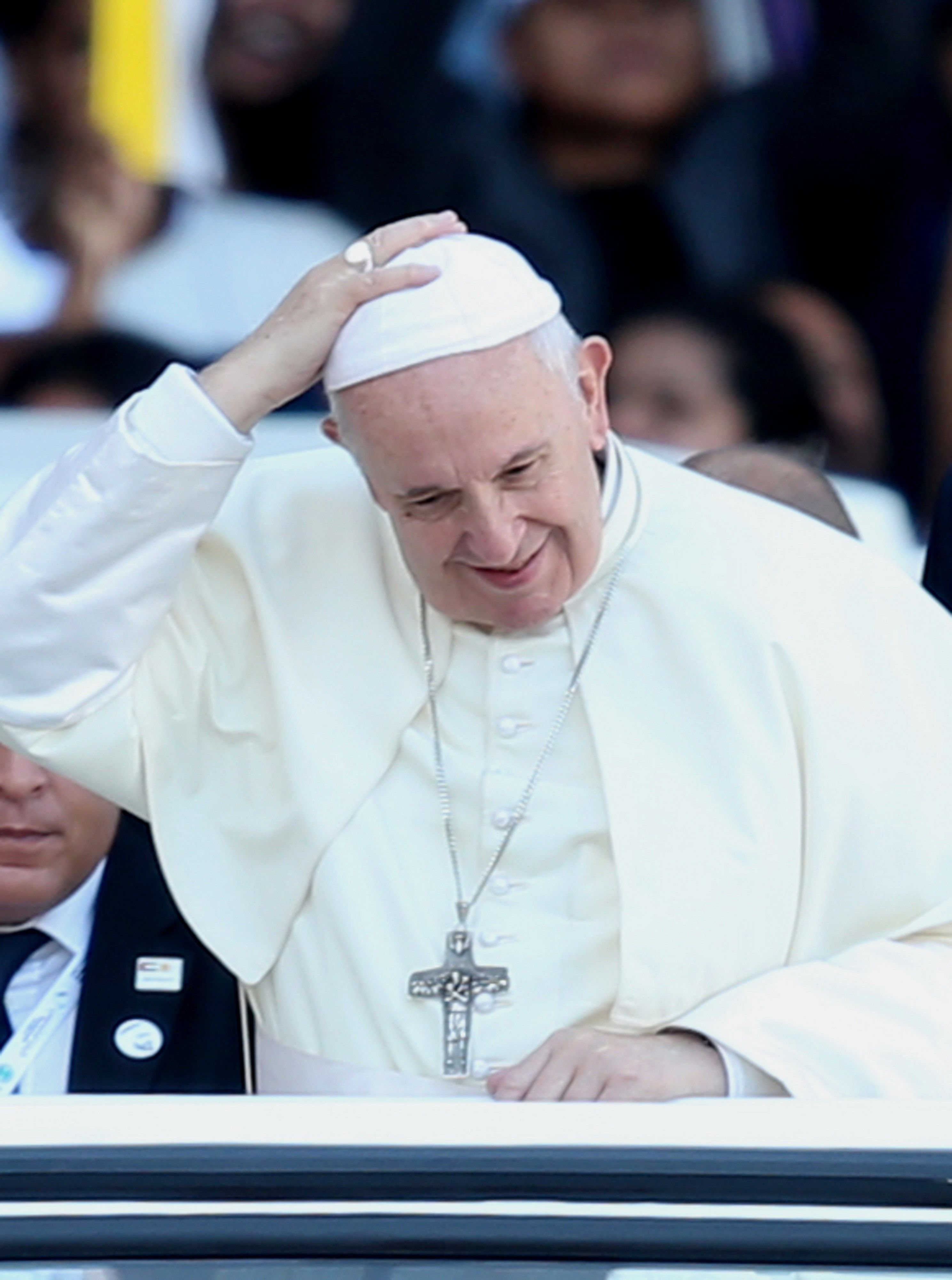 El papa Francisco sale del hospital de buen humor: "Estoy todavía vivo"