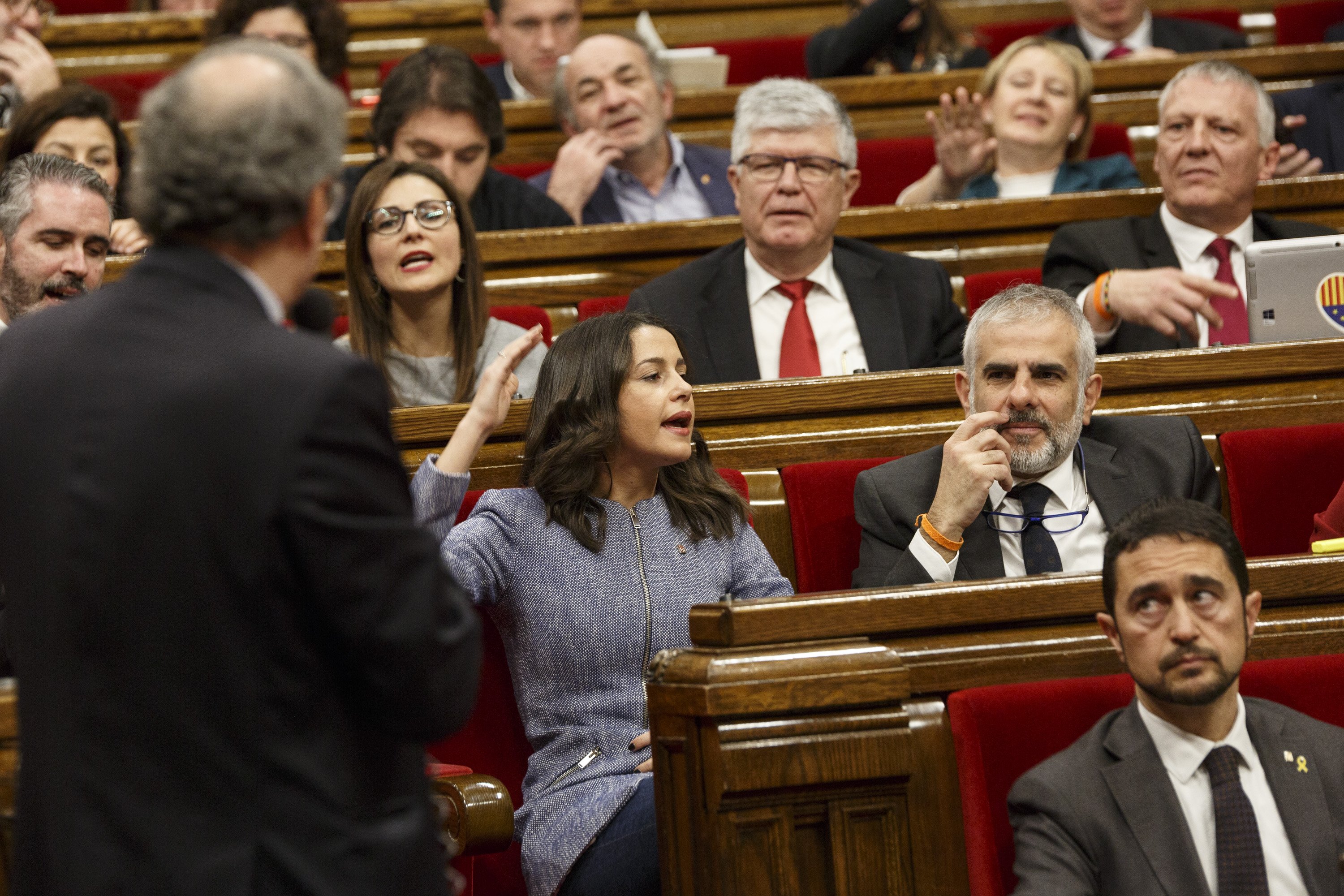 Torra exige a Arrimadas que haga política y no espectáculo, e incendia el pleno