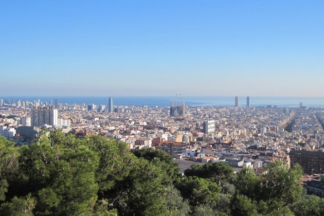 barcelona-ciutat-skyline-montjuic-paisatge-agbar-sagrada-familia-PIXABAY