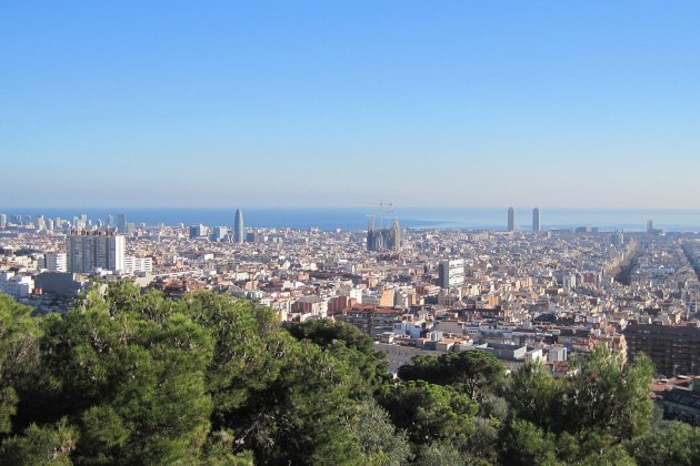 barcelona-ciutat-skyline-montjuic-paisatge-agbar-sagrada-familia-PIXABAY