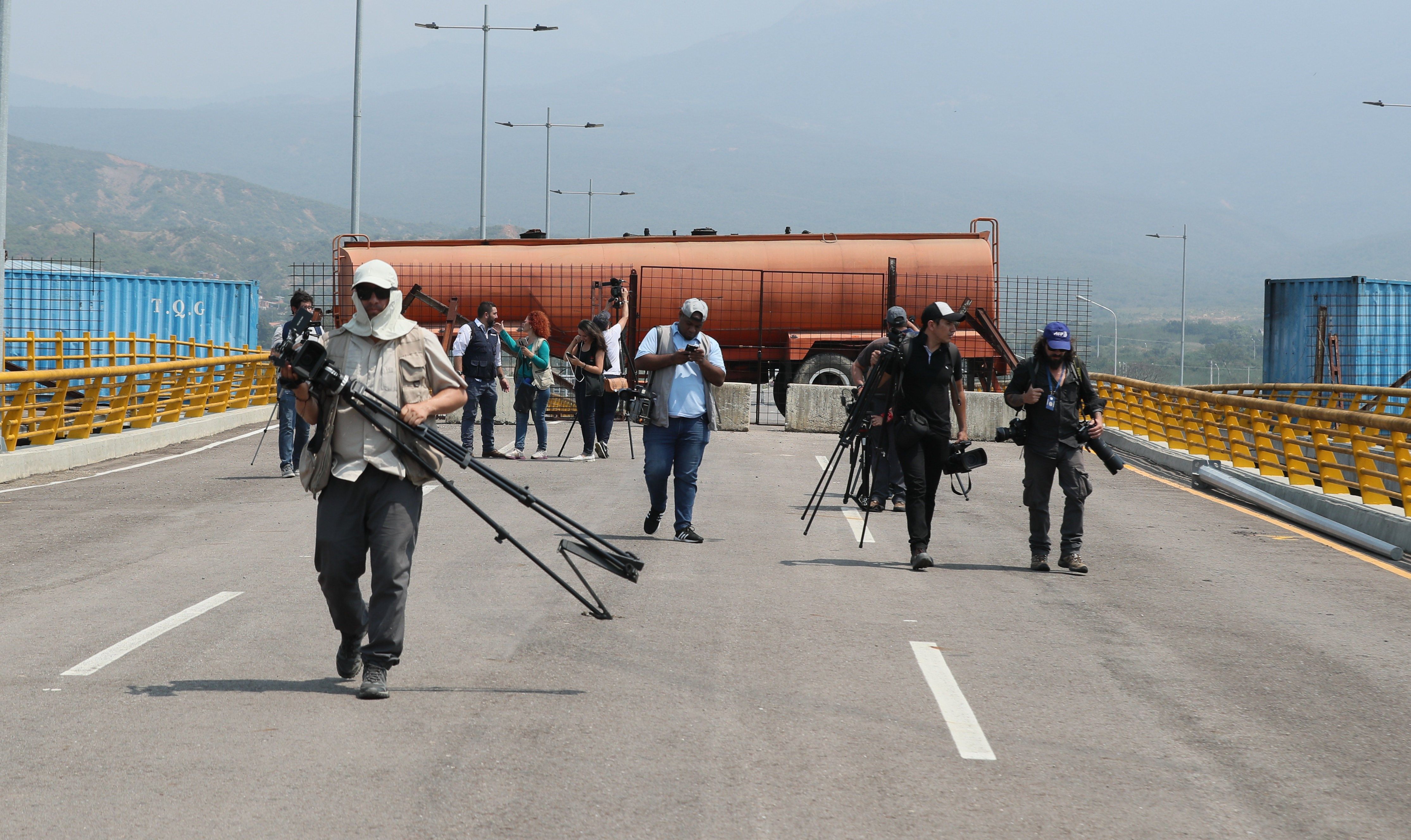 Guaidó exigeix a l'exèrcit que aixequi el bloqueig a l'ajuda humanitària