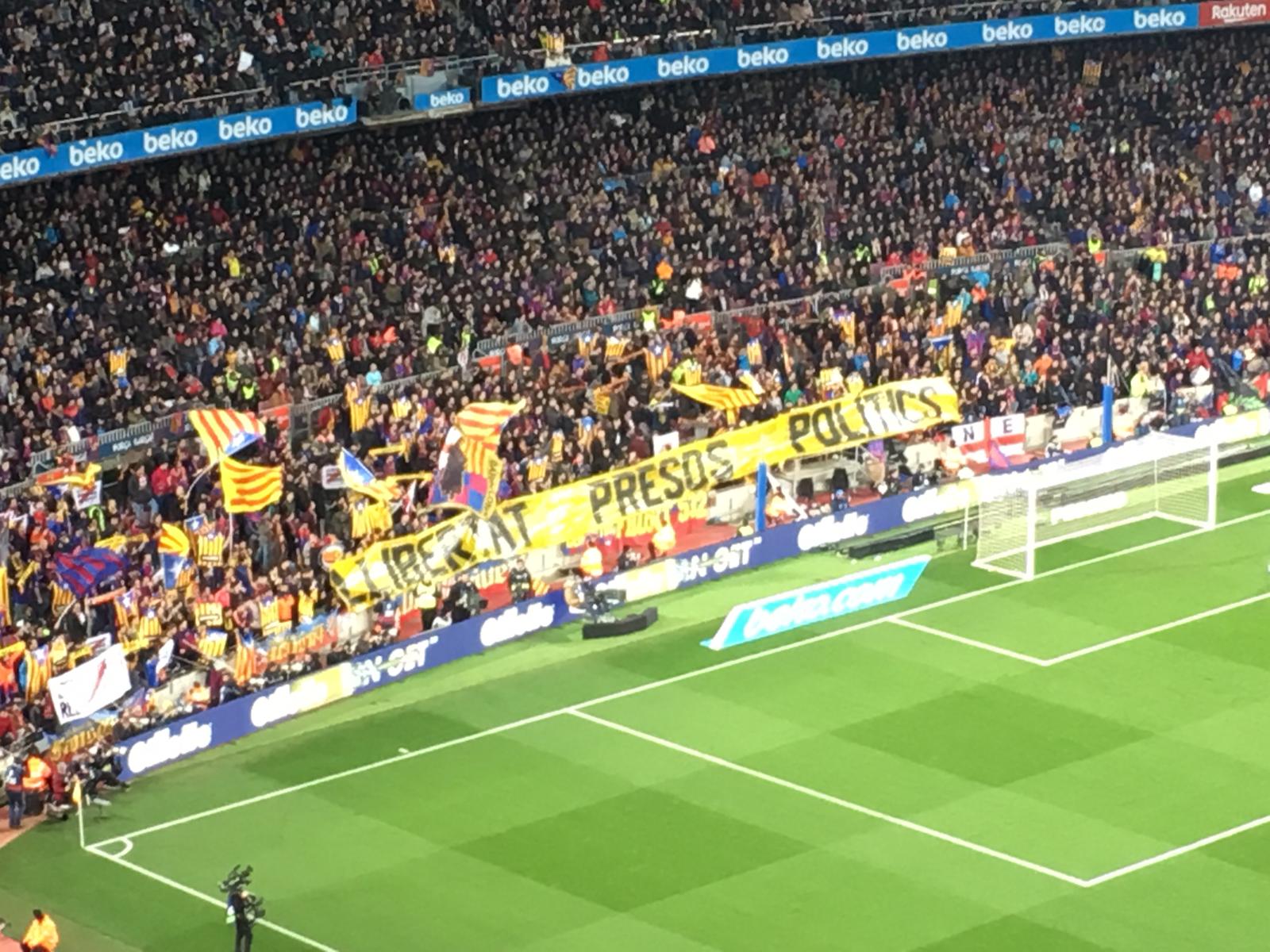 VÍDEO: El Camp Nou clama por la independencia y la libertad de los presos durante el Clásico