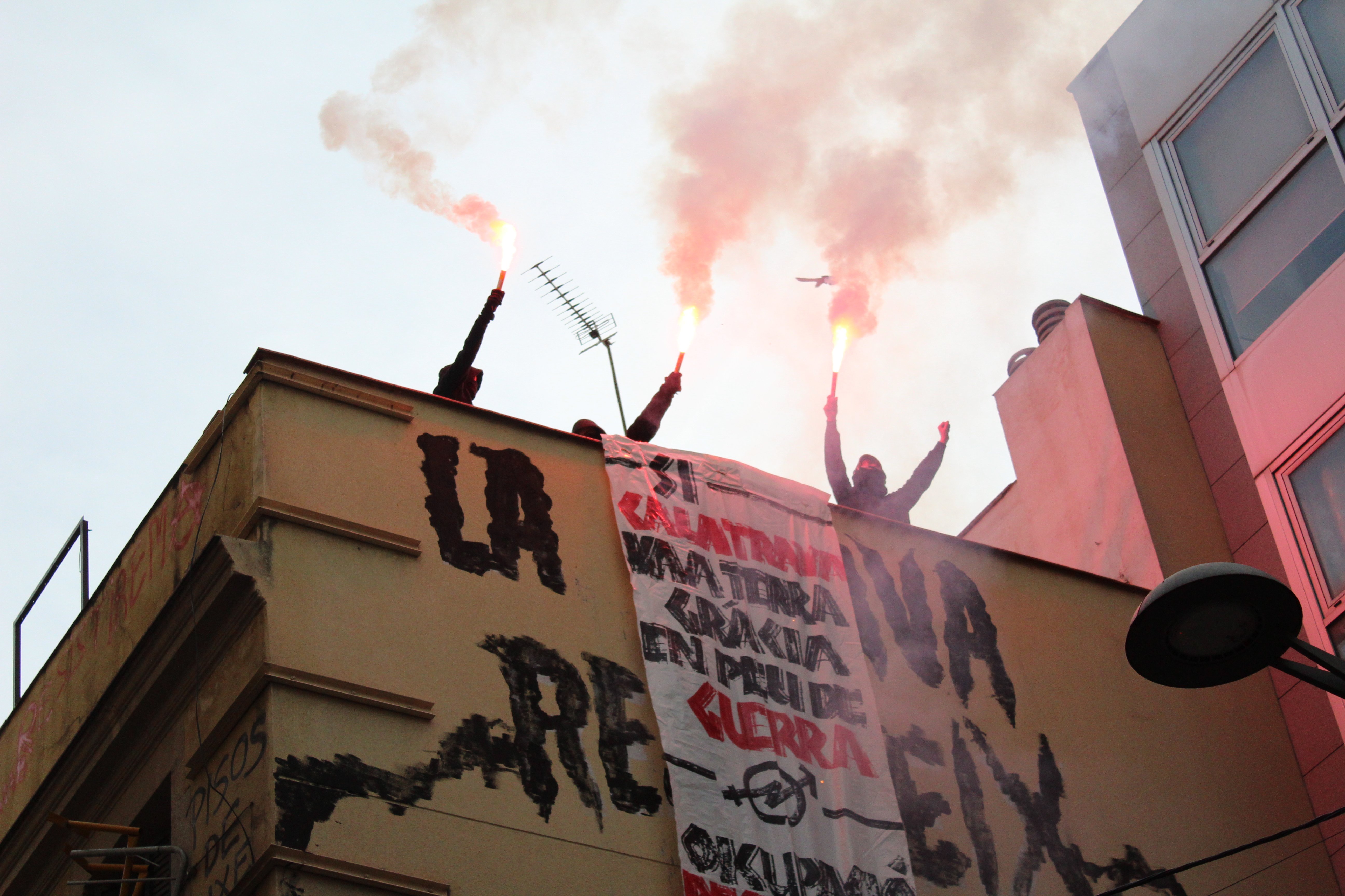 Els okupes de Ca la Trava marquen terreny i llancen pintura a la seu del districte