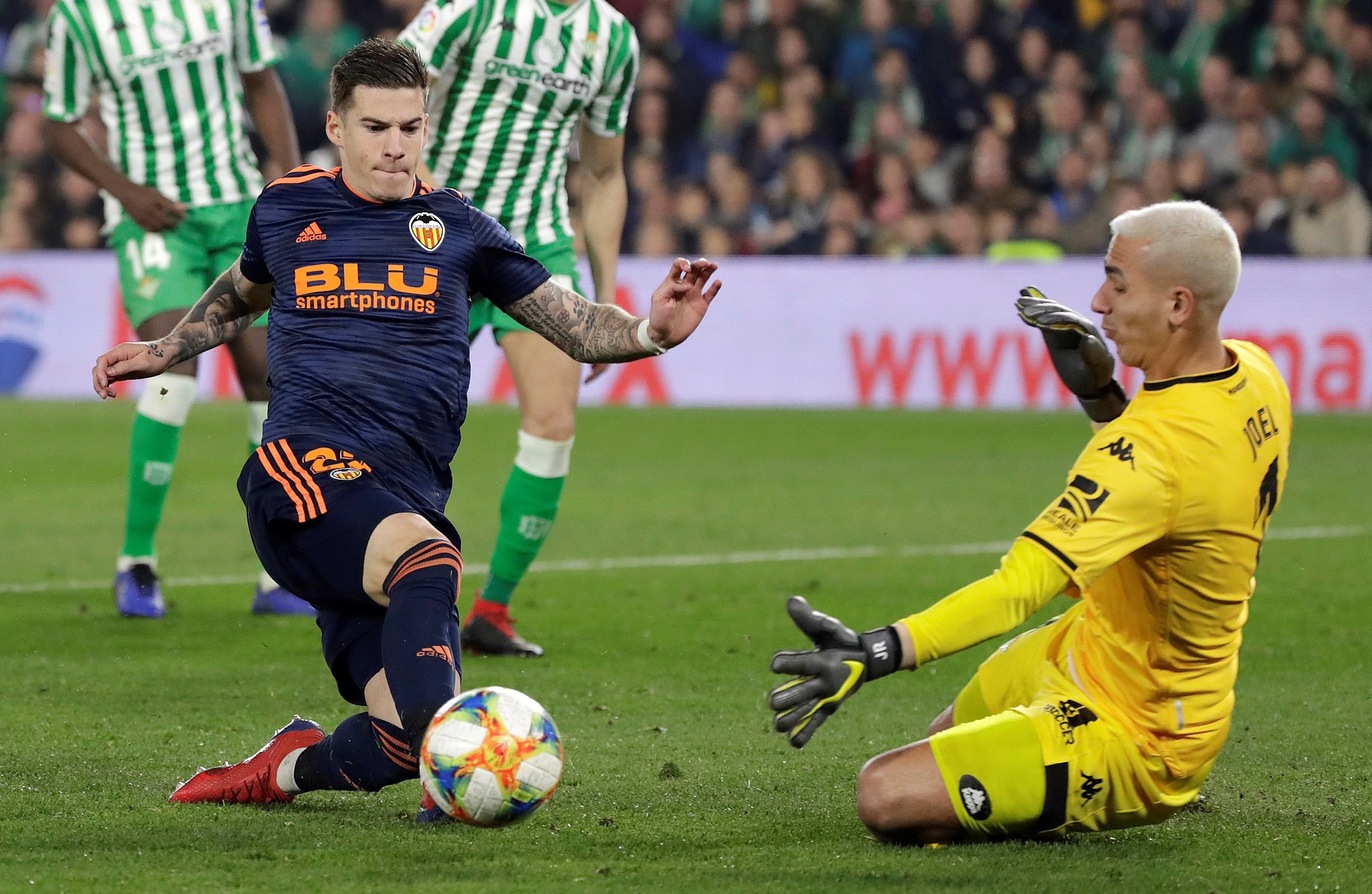 El Betis es confia i haurà de conquistar Mestalla si vol disputar la seva final (2-2)