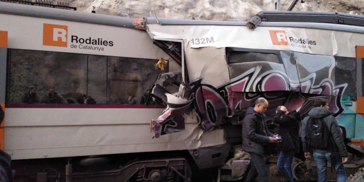 Un muerto y 95 heridos en un choque entre dos trenes de Rodalies cerca