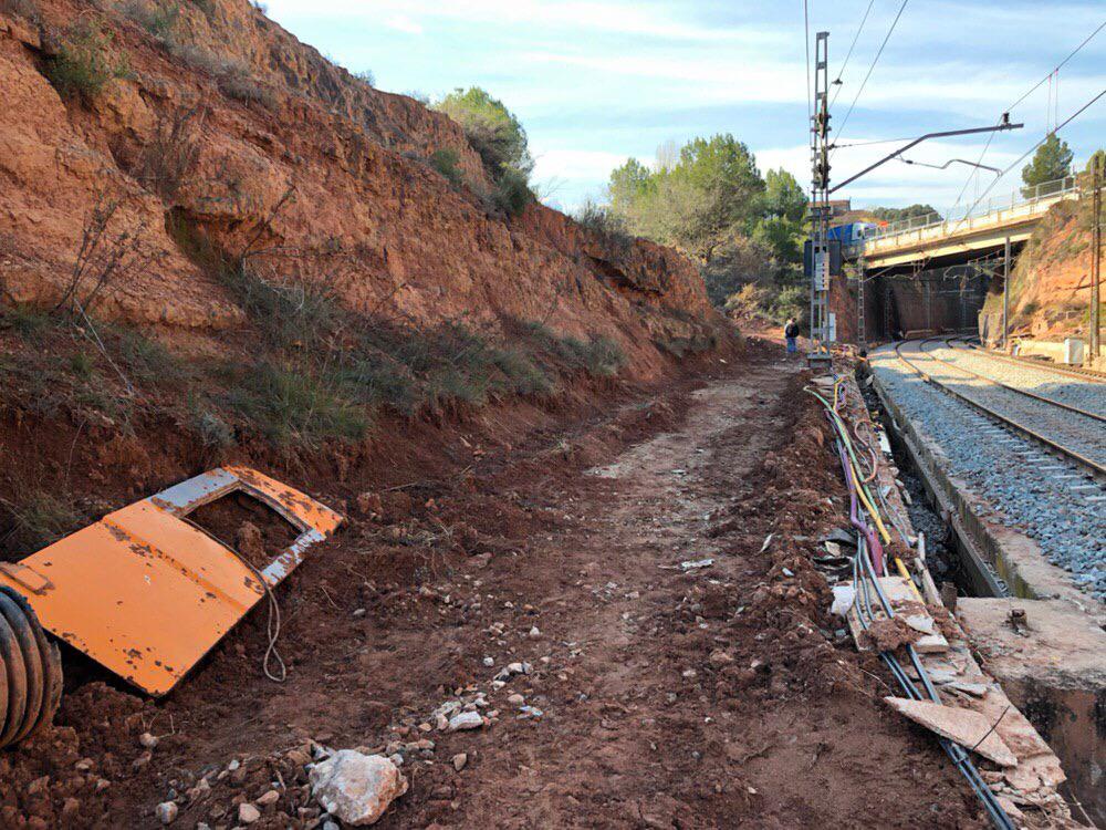 La peligrosa dejadez de Adif: restos del accidente de Vacarisses continúan en las vías