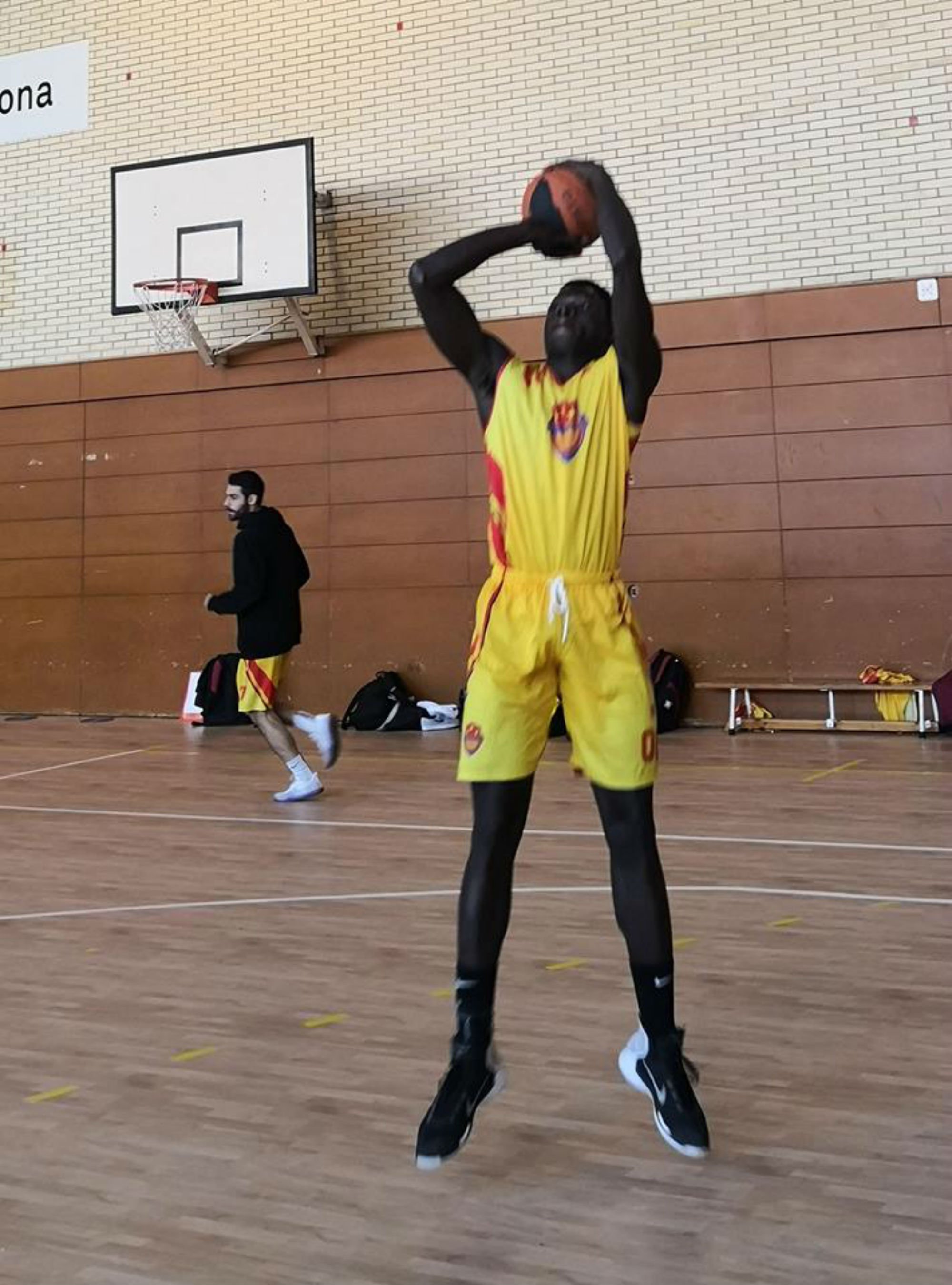 El Club de Bàsquet Turó de la Peira busca llar per un refugiat senegalès