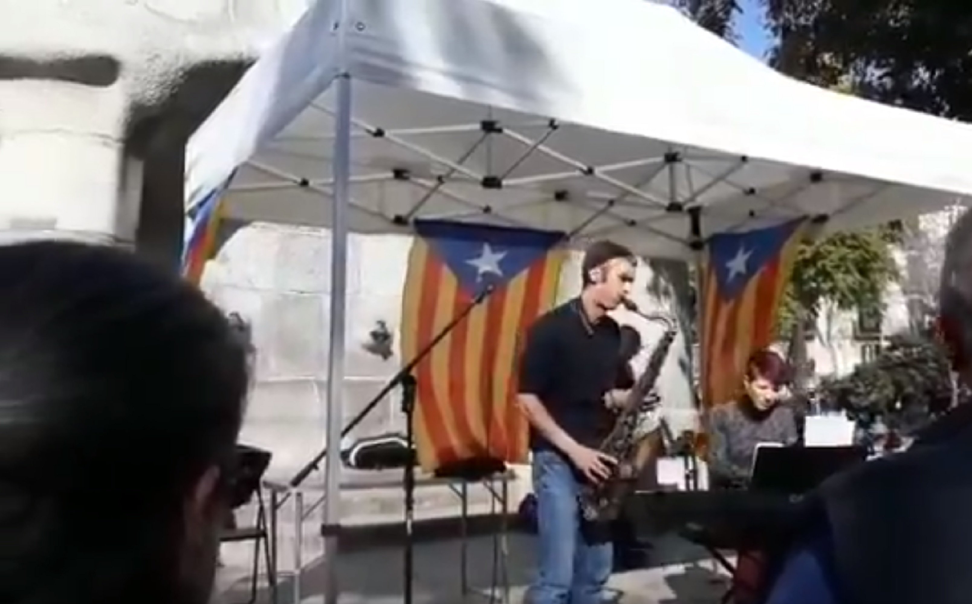 Concentració per canviar el nom de la plaça Tetuan per 1 d'octubre