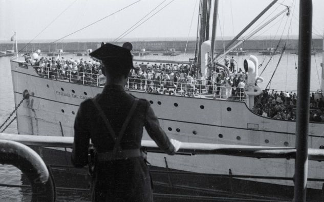 Barcos prisión Uruguay y Ciudad de Cadiz, en el puerto de Barcelona. Octubre 1934. Fuente Archivo Nacional de Catalunya. Fondo Sagarra i Plana