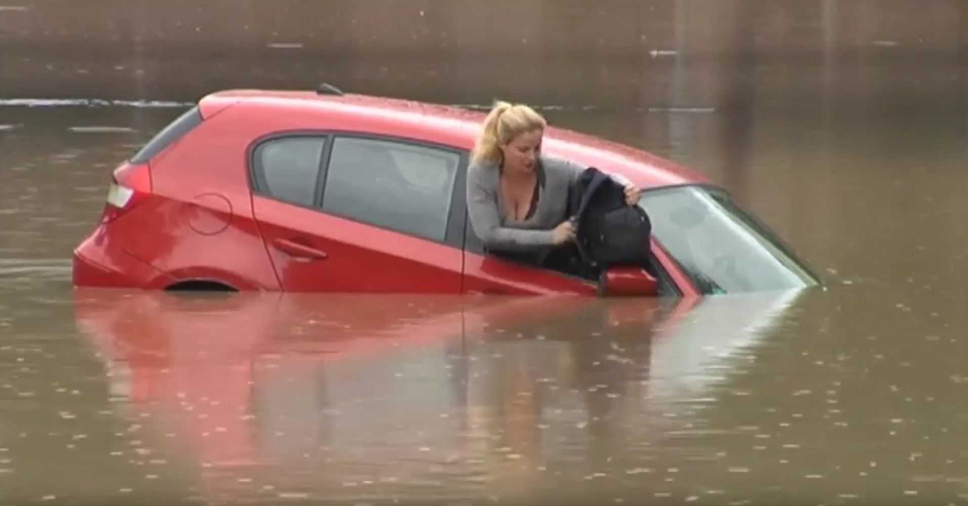 Se li enfonsa el cotxe, però no perd la calma