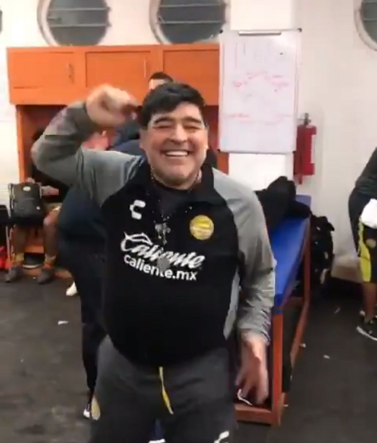 Nou xou de Maradona: posseït i ballant al vestidor