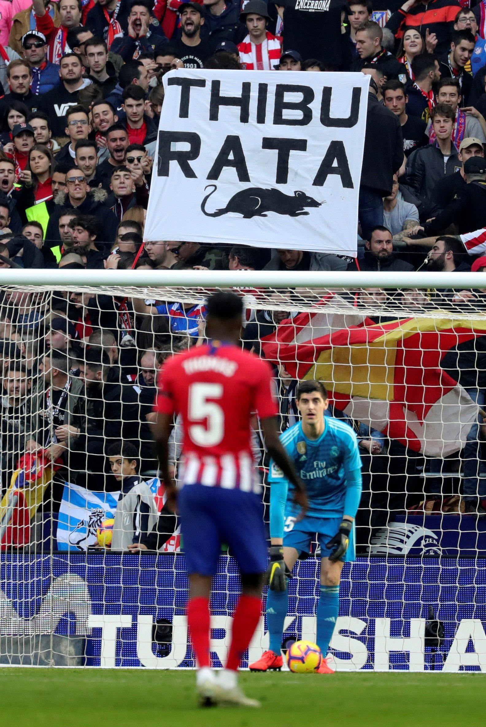 Els seguidors de l'Atlètic llancen rates al porter del Madrid