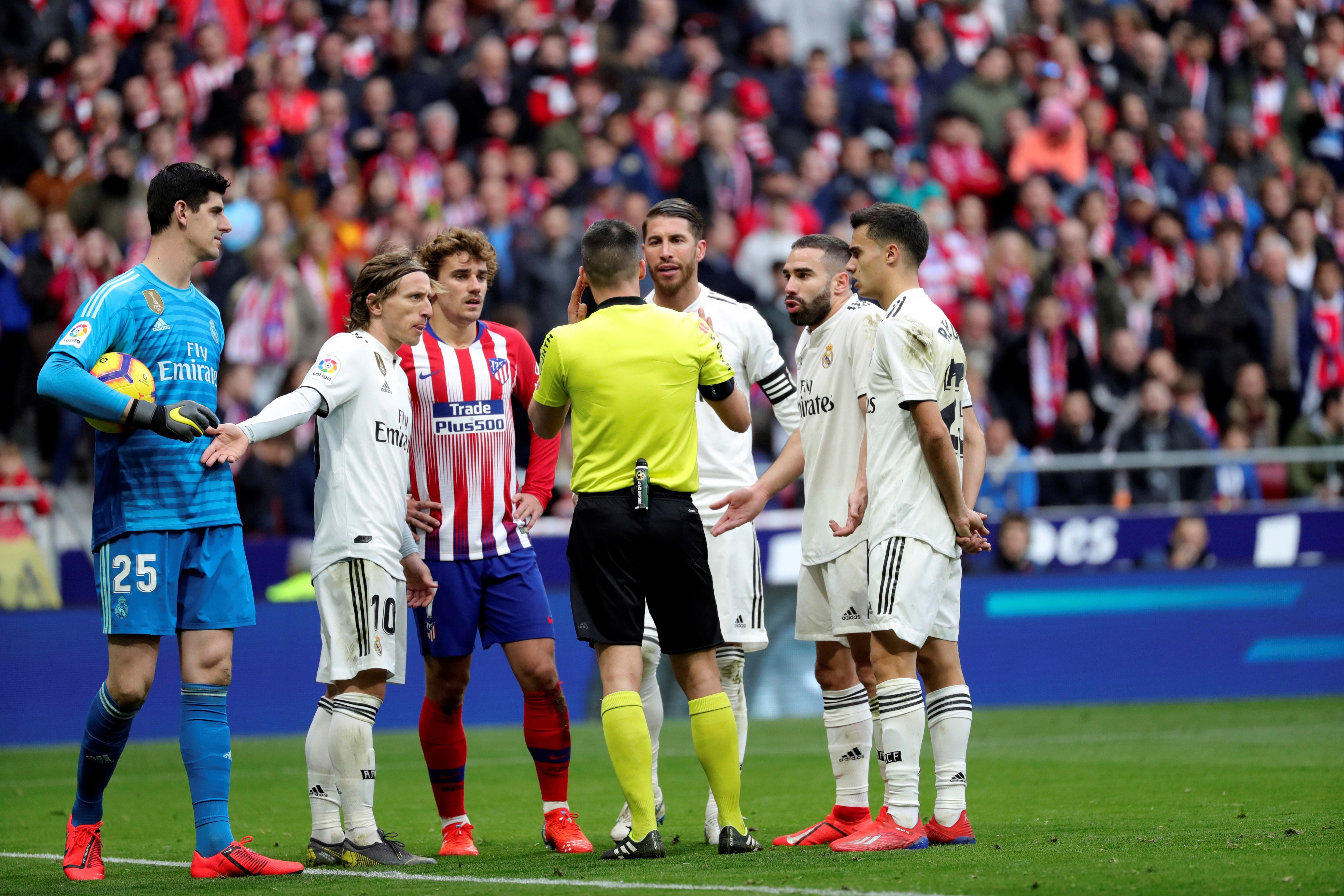 El Madrid, guanyador del derbi més escandalós i polèmic (1-3)