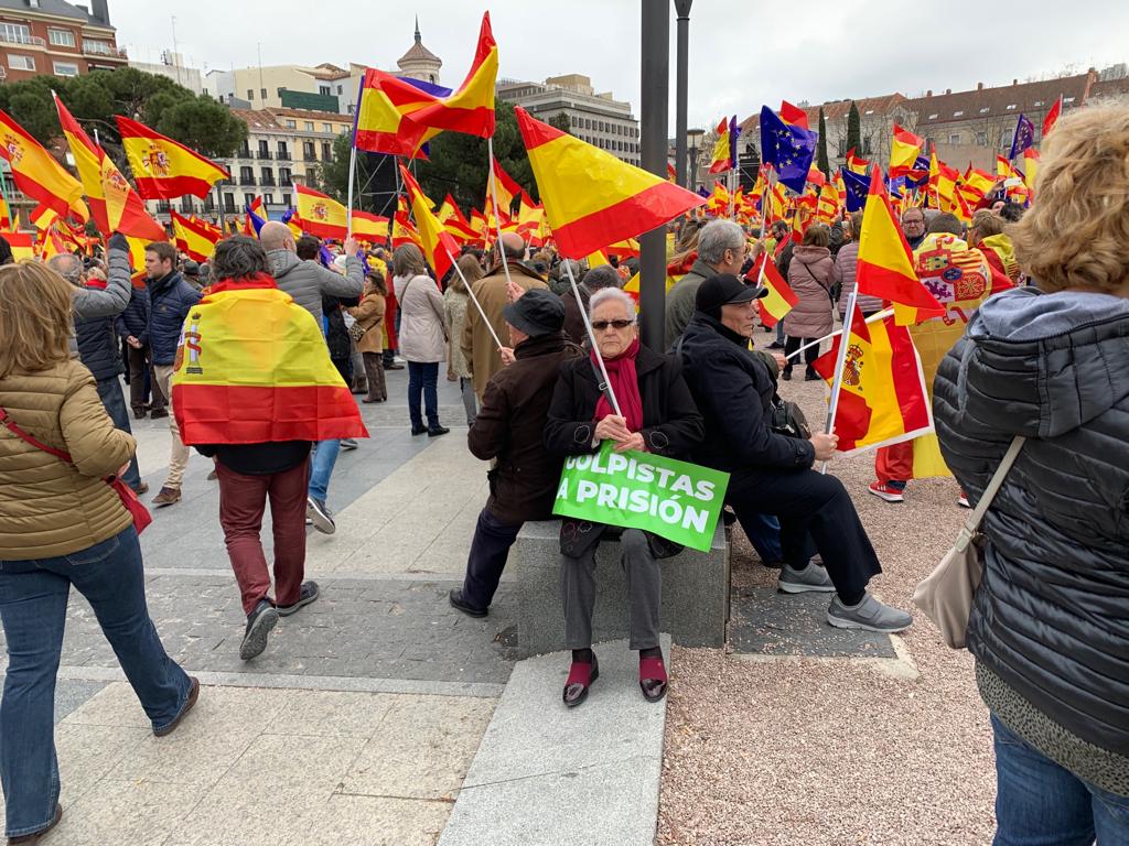 VÍDEO: Gritos de "Puigdemont, a prisión" en la concentración de Madrid