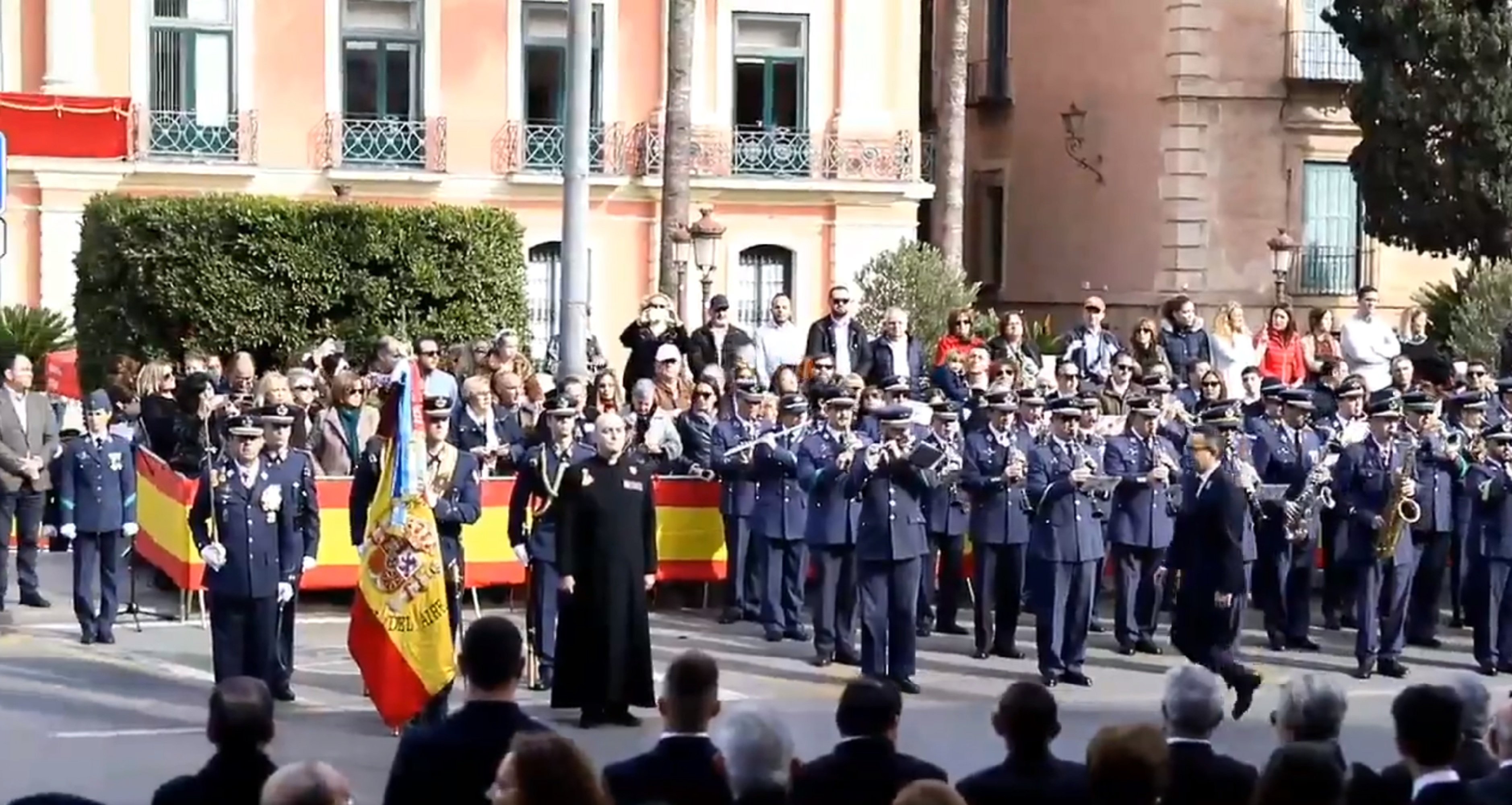 El candidato del PSOE en Murcia jura la bandera "con pasión por España"