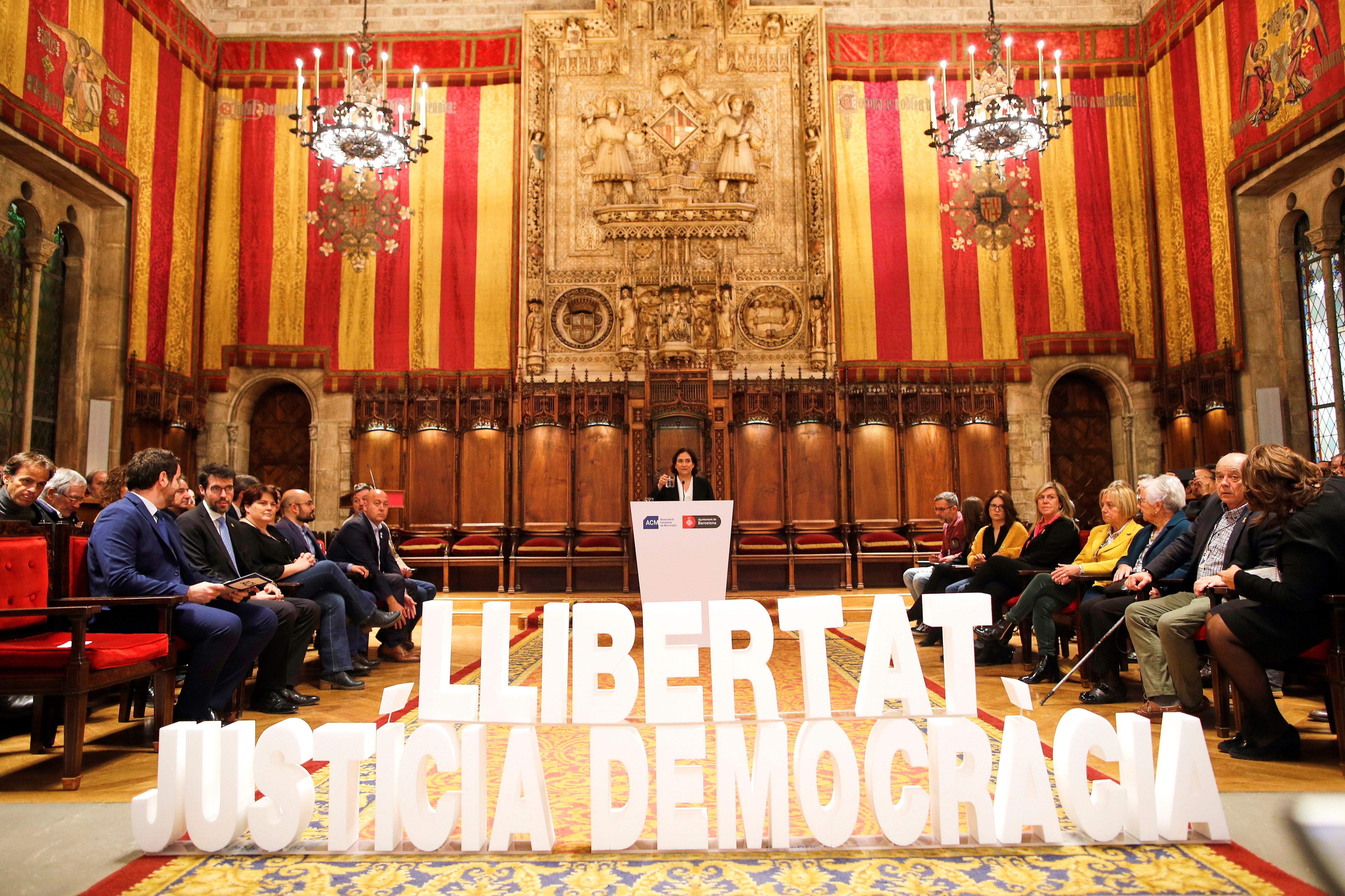 Centenars d'alcaldes no fan cas a Colau i esclaten cridant '"independència" al Saló de Cent