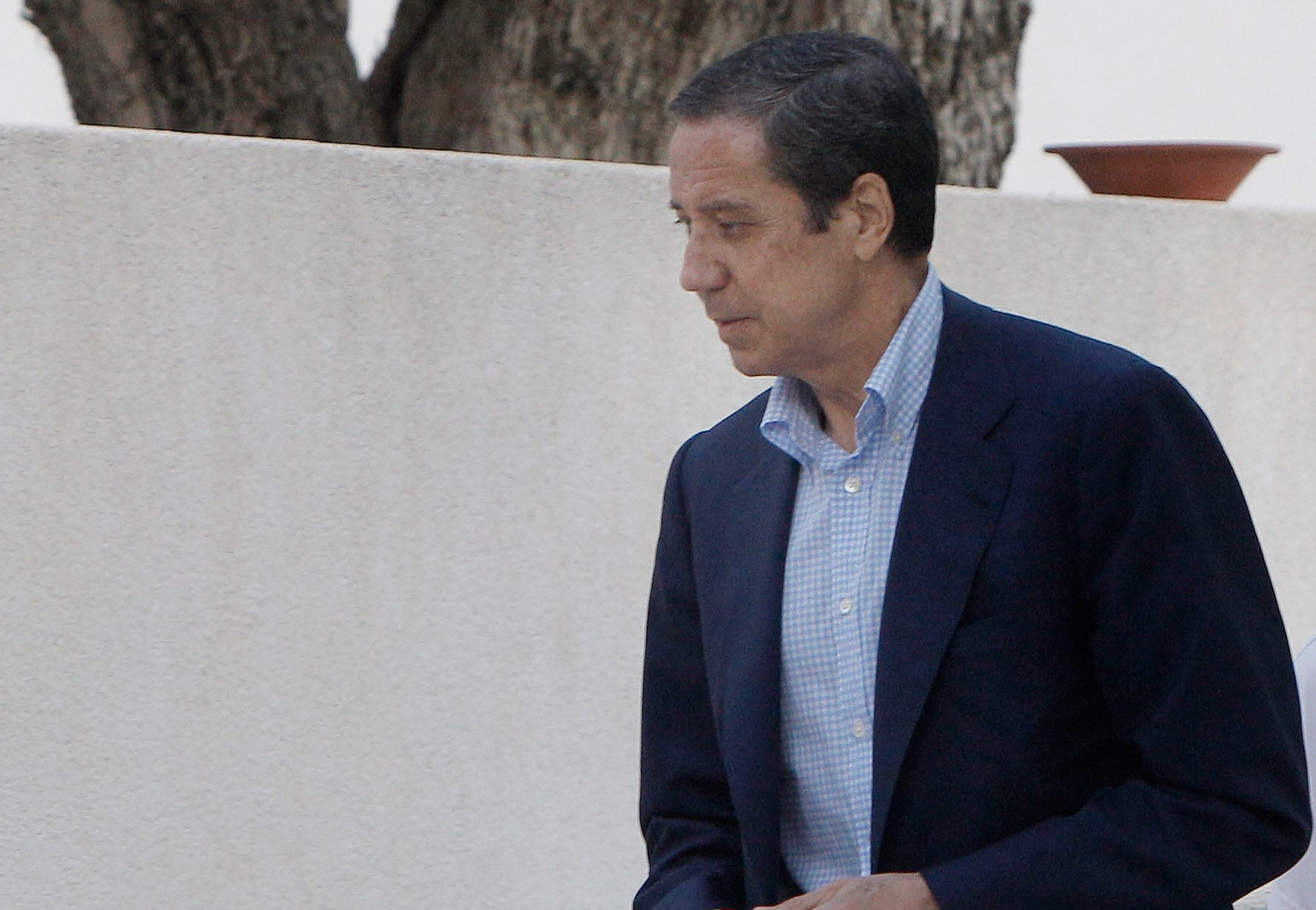 Zaplana abandona el hospital tras recibir el alta hospitalaria